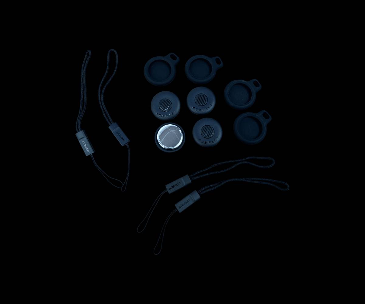 السعر 38لف و التوصيل مجاني الكل محافظات 
جهاز تتبّع ذكي (4 قطع)

الاستخدامات:

تعقّب المفاتيح، الحقائب، المحافظ، السيارات، الدراجات وحتى عربات الأطفال.

إصدار تنبيه صوتي لتحديد موقع الغرض المفقود ضمن مدى البلوتوث.

البحث العالمي عبر تطبيق Apple Find My للعثور على الأغراض المفقودة في أي مكان.

مناسب للسفر والاستخدام اليومي لتفادي فقدان الأغراض المهمة.

المميزات:

يعمل مباشرة مع تطبيق Apple Find My دون الحاجة إلى تطبيق إضافي.

بطارية قابلة للاستبدال (CR2032) تدوم حتى سنة كاملة.

تصميم صغير وخفيف (وزن 8 غرام فقط).

مدى بلوتوث فعال حتى 20 متر مع خاصية إصدار صوت للتحديد السريع.

يأتي مع أغطية سيليكون وحلقات تعليق لتثبيت الجهاز بسهولة على أي غرض.

محتويات الصندوق:

4 أجهزة تتبّع ذكية.

4 أغطية سيليكون واقية.

4 حلقات تعليق (Lanyards).

دليل استخدام متعدد اللغات.

طريقة الربط:

1. تأكد من أن جهازك (iPhone أو iPad) يعمل بنظام iOS  iPadOS الإصدار 14.5 أو أحدث.
2. افتح تطبيق Find My المثبّت مسبقًا على جهازك.
3. ضع جهاز التتبّع بالقرب من الآيفون، ثم اضغط على زر التشغيل في الجهاز.
4. سيصدر الجهاز صوتًا قصيرًا للدلالة على التشغيل.
5. على شاشة الآيفون، اختر "إضافة عنصر جديد" (Add Item) ثم اضغط متابعة.
6. عيّن اسمًا للجهاز واختر "تم" (Finish) ليصبح الجهاز جاهزًا للاستخدام.

الملاحظات:

البطارية CR2032 قابلة للاستبدال عند انتهاء عمرها.

في حالة عدم ظهور الجهاز في التطبيق، يمكن عمل إعادة ضبط (Reset) بالضغط على زر التشغيل 5 ثوانٍ حتى تسمع نغمة مزدوجة.

الغلاف الخارجي مصنوع من مادة ABS المتينة.

أبعاد الغلاف:

الطول: 10 سم

العرض: 14 سم

الارتفاع: 3 سم

لا يمكن توصيل المنتج الى كردستان العراق