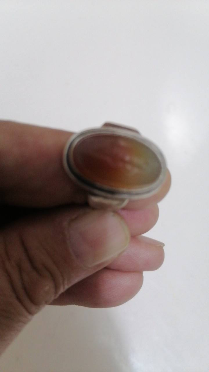 للبيع فضه َمع حجر اصلي سليماني وحجر صيني قديم كلش عقيق منقوش قديم السعر 100 الف بدون توصيل المكان كربلاء او الاتصال ***********
