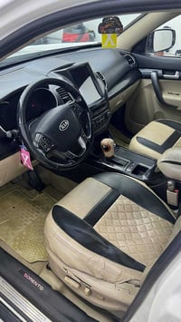 سورنتو ٢٠١٥ خليجي  بيها نص باب صبغ السياره فول عدا البانوراما رقم بغدا...