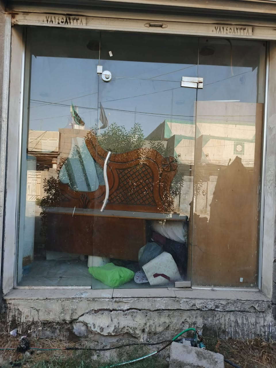 السلام عليكم شباب كبنكات عدد2 وجام خانه عدد2 نضيفات 
سعر الجام خانه ولكبنك 750 وكلهن1400وبيهن مجال 
العنوان المحموديه حي المرتضى ***********
***********
