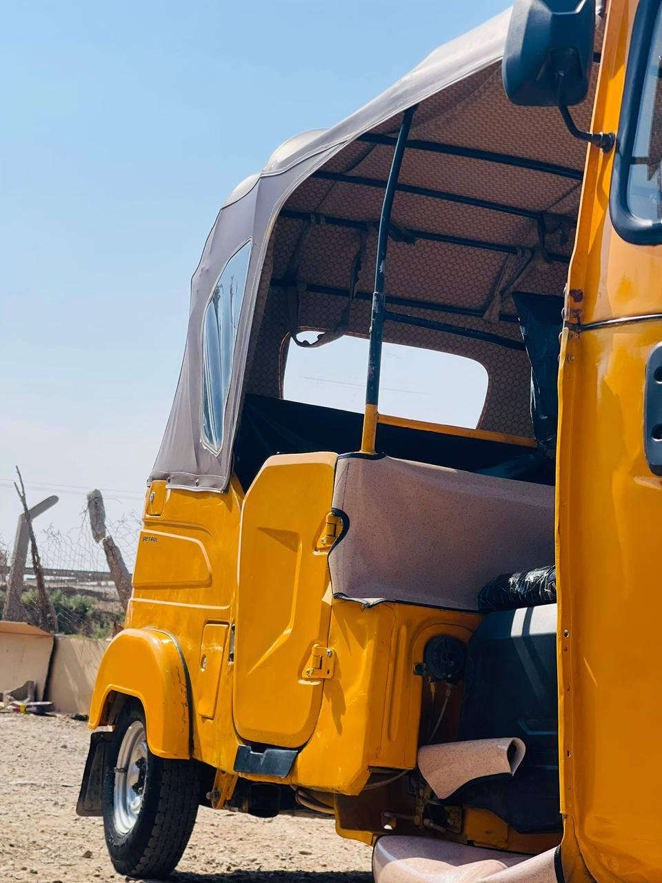 سلام عليكم تكتك البيع موديل 2022 شهر 4 مكينه مكفوله كشره بيها الغد بارد والغد حار سنويه مكاني ميسان سعر 7800 وبيها مجال قليل رقم ***********
