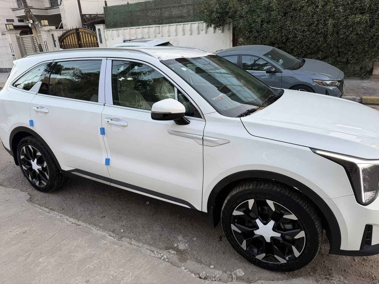 سورنتوا للبيع موديل 2025 خليجي وكاله الدوليه ام الضمان مال نصر دجله ماشيه 18 الف داتا شوب ويل 20 دبل كامره بصمات عدد 2 من الشركه على ايد وحده بأسمي تحويل ثاني يوم كفاله عامه من الضربه والصبغ فقط رصعه مسحوبه بيدي ار ممبينه ابد بس بالسونار تطلع والسونار موجود بالمنشور والباقي كفاله مكان السياره بغداد 
السعر/317$ 
للاستفسار/***********
