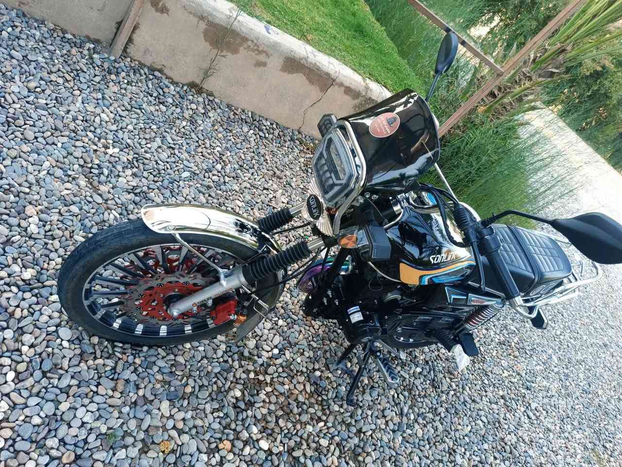 للبيع سونلنك الاصلي 🔥🏍️🏍️🏍️
*محرك 250Cc.

*ضاغطه وزنجيل

*دبل دسك 

*موطور بعده جديد ماشي اقل من الف 
موطور غني عن التعريف 
نشاط فول 🔥🔥

***مكان الحويجه الحلوات 

السعر مليون و150وبيه مجال 
*********** وخاص موجود 

ملاحظه الموطور صارلو اقل من شهر مستخدم 
مشدود يوم 25بالشهر السادس
