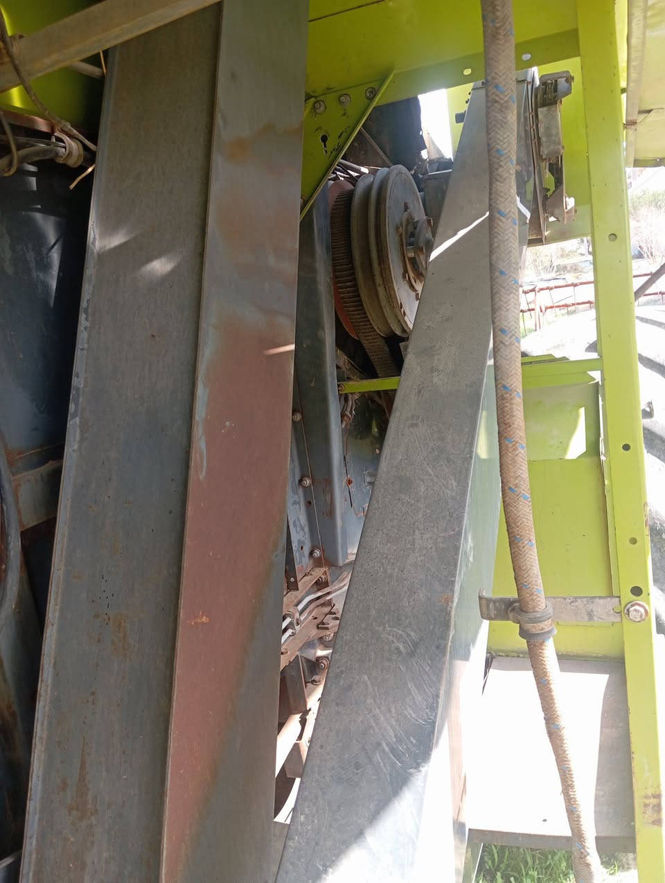 سلام عليكم حاصده للبيع موديل 2003فول مواصفات بريمه نفخ تاير عريض طبله بلاد محرك بيركنز بم طرح سوبر حلوه وجنضيفه سعر 45مليوم مع المجال رقم واسط اتصال ***********
