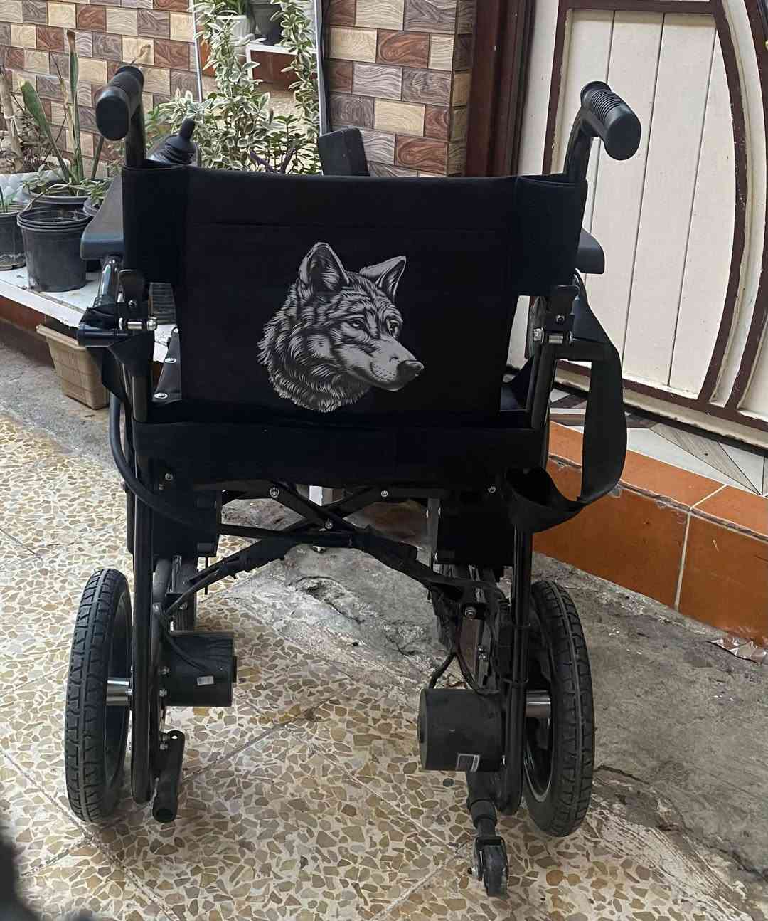 كرسي كهربائي للبيع السعر 550ما مستعمل غير (3)مرات بطاريات اصلية مالها تصفط بل صندوك مال سياره للتواصل على هذا الرقم*********** على الواتساب فقط.
