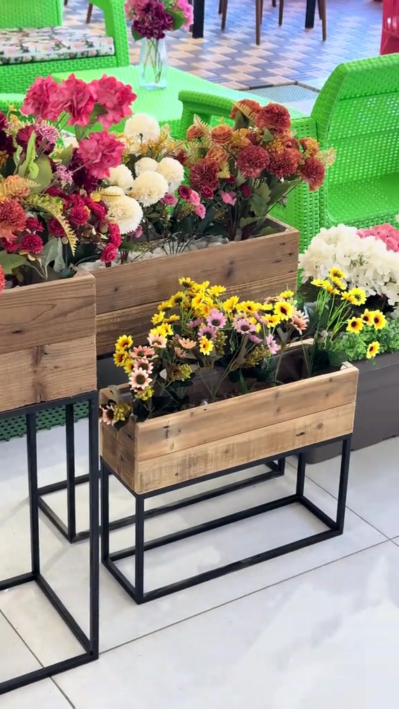 كلشي  حلو ازهار و سنادين تلكوها ب ئيم بازار💐😍 ‏‎للمزيد من المعلومات ارسل رسالة الى هذه الصفحة  أو  ارقامنا للتواصل : ‏‎واتساب :*********** ‏‎اتصال : *********** العنوان اربيل طريق كويه / بجانب شقق هيوا ستي  ومتوفر توصيل لكل المحافظات⁩
