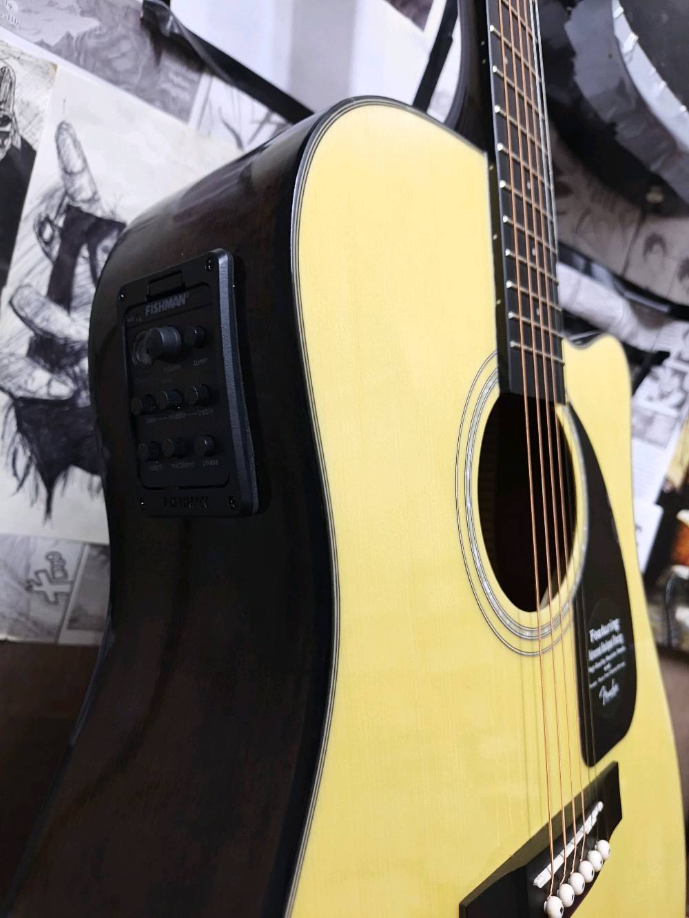 ​🎸 للبيع: جيتار
  acoustic/electric guitar: Fender CD-60SCE 
(شبه جديد) 🎸 استخدام  3 ايام فقط
​لعشاق الصوت النقي والأداء الاحترافي، متوفر الآن جيتار Fender CD-60SCE الأصلي الغني عن التعريف. الجيتار يعتبر من أفضل الخيارات لـ (العازف المبتدئ والمتقدم) بسبب صوته الدافئ وسهولة العزف عليه.
​✨ أهم المواصفات والمميزات:
​خشب طبيعي صلب (Solid Spruce Top): يعطيك رنين صوتي ممتاز وعميق يتطور ويصبح أفضل مع مرور الوقت.
​نظام صوتي (Electro-Acoustic): يحتوي على بيك أب ومضخم صوت داخلي (Fishman preamp) مع تيونر (Tuner) مدمج لوزن الأوتار بدقة وسهولة، وجاهز للتوصيل مباشرة بأي مكبر صوت (Speaker/Amp).
​تصميم مريح (Cutaway): يسهل عليك الوصول للأنغام العالية (Fretboards العميقة) بكل سلاسة.
​رقبة الجيتار (Neck): مصممة بحواف ناعمة مريحة جداً لليد (Easy-to-Play).
​👌 حالة الإله:

​الجيتار بحالة ممتازة جداً (شبه جديد) ونظيف تماماً.
​الصوت جهير، الأوتار ممتازة، والـ Action (ارتفاع الأوتار) موزون ومريح جداً للأصابع.
​📦 الملحقات:
الباكيت الاصلي للجيتار
​حقيبة الكيتار الاصلية من الشركة
كابو اصلي 
ريش عدد اثنين

​💰 السعر: 350 الف
ملاحظة:سعر الجديد 550/600الف
📍 الموقع: بغداد الوزيرية ولا يوجد توصيل
​📞 للتواصل و الاستفسار خاص او واتساب ***********