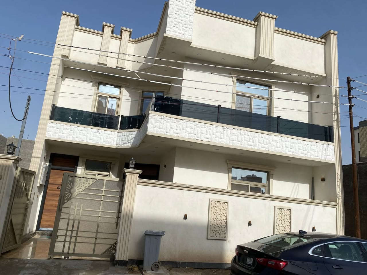 � الموقع: بغداد — مجمع ضباط — نهاية سوق حي الفرات
🔹 المساحة: 150 متر
🔹 البناء: حديث 2025 — بناء كامل
🔹 عدد الطوابق: 3

✨ المواصفات:

🛏️ 5 غرف نوم
🚿 4 حمامات
🍽️ مطبخ حديث
🧺 غرفة غسيل مستقلة
🏠 أرضية البيت مرمر بالكامل
📦 البيت فارغ وجاهز للسكن
🛋️ غرفة نوم ضمن البيع
البيت نضيف جداً وقريب من الخدمات 
موقع هادئ داخل المجمع 
للعوائل فقط 

📑 السند: 25 زراعي

📞 للاستفسار والمعاينة: (***********)
