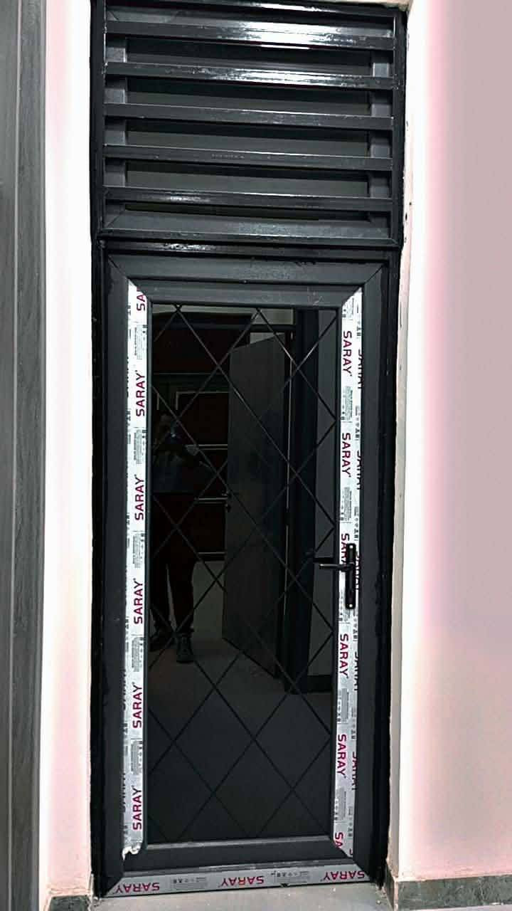 السلام عليكم دارللبيع المساحه ١٠٠م مربع سند٢٥مشمول بلتطويب تتوفرخدمات مجاري مربوطه بنأديث العنوان حي الجامعه شارع اسوات كلش قريب التبليط ثاني بيت عن التبليط للاستفسار***********
