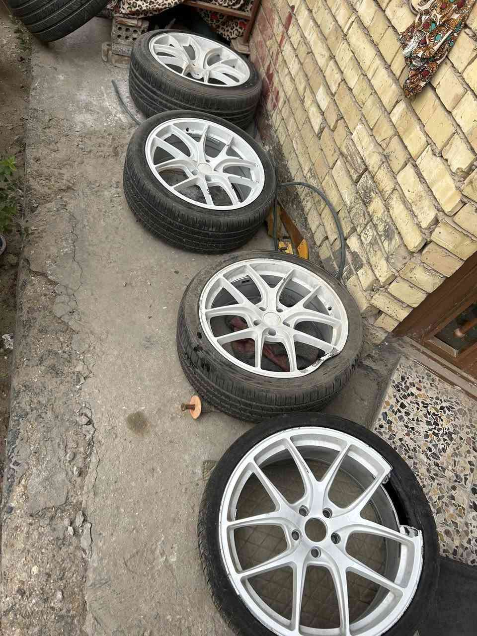 شباب عندي ذني الوياله توسايز BBS للبيع بدون تايرات ثنين مابيهم شي واحد يحتاج بس تعديل وواحد مكسور تعدل واحد وتسوي واحد تريد تشد ويه الويلد يخبلن مكاني كربله يرهمن مراوس ***********
