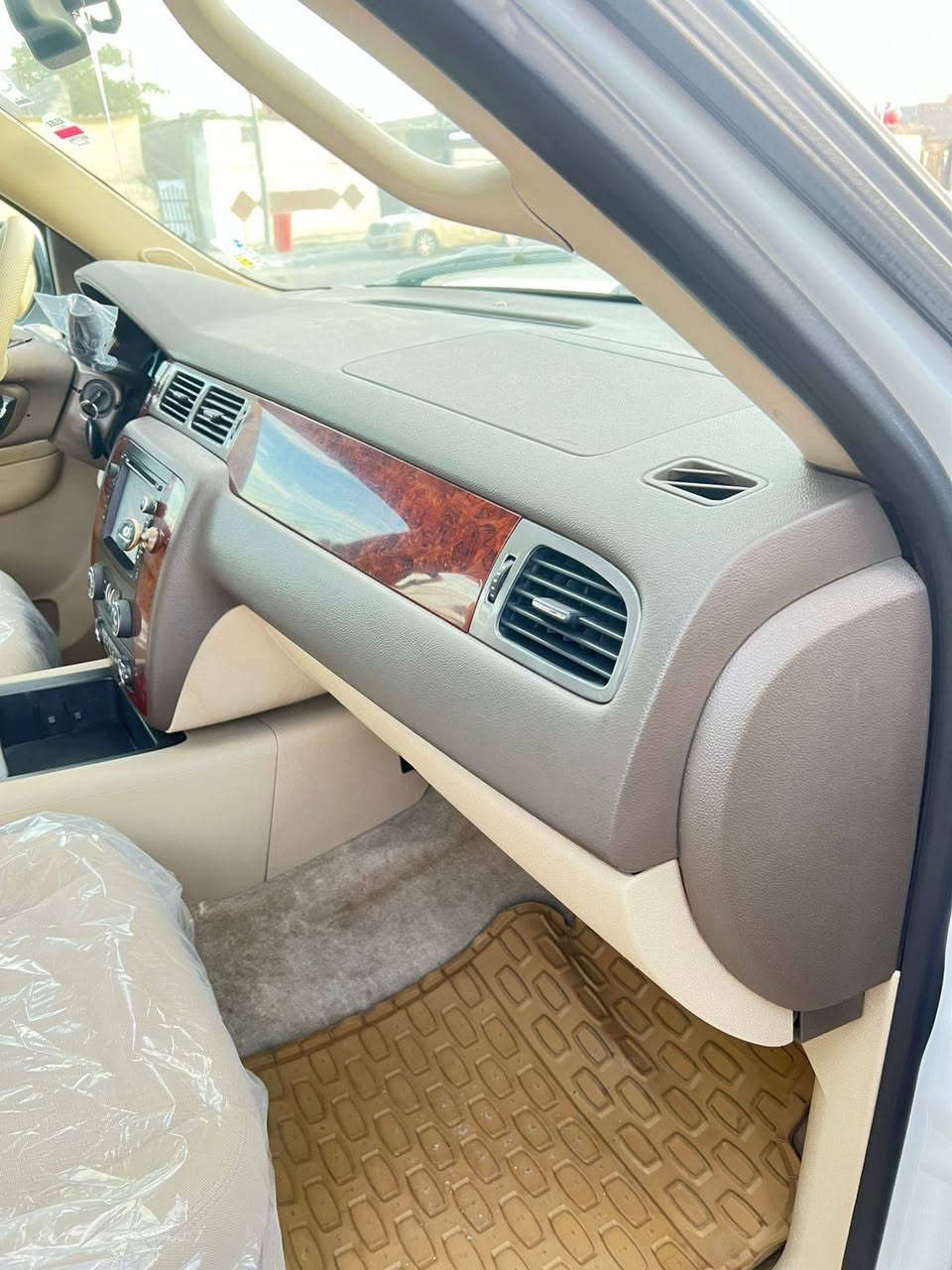 السلام عليكم من رخصه الادمن المحترم تاهو خليجيه مكفوله مديل 2011 بدون كص بدون حادث جاهزه من جميع النواحي مكانها بصره بيها ارقام اصليه شرط اصليه ***********
