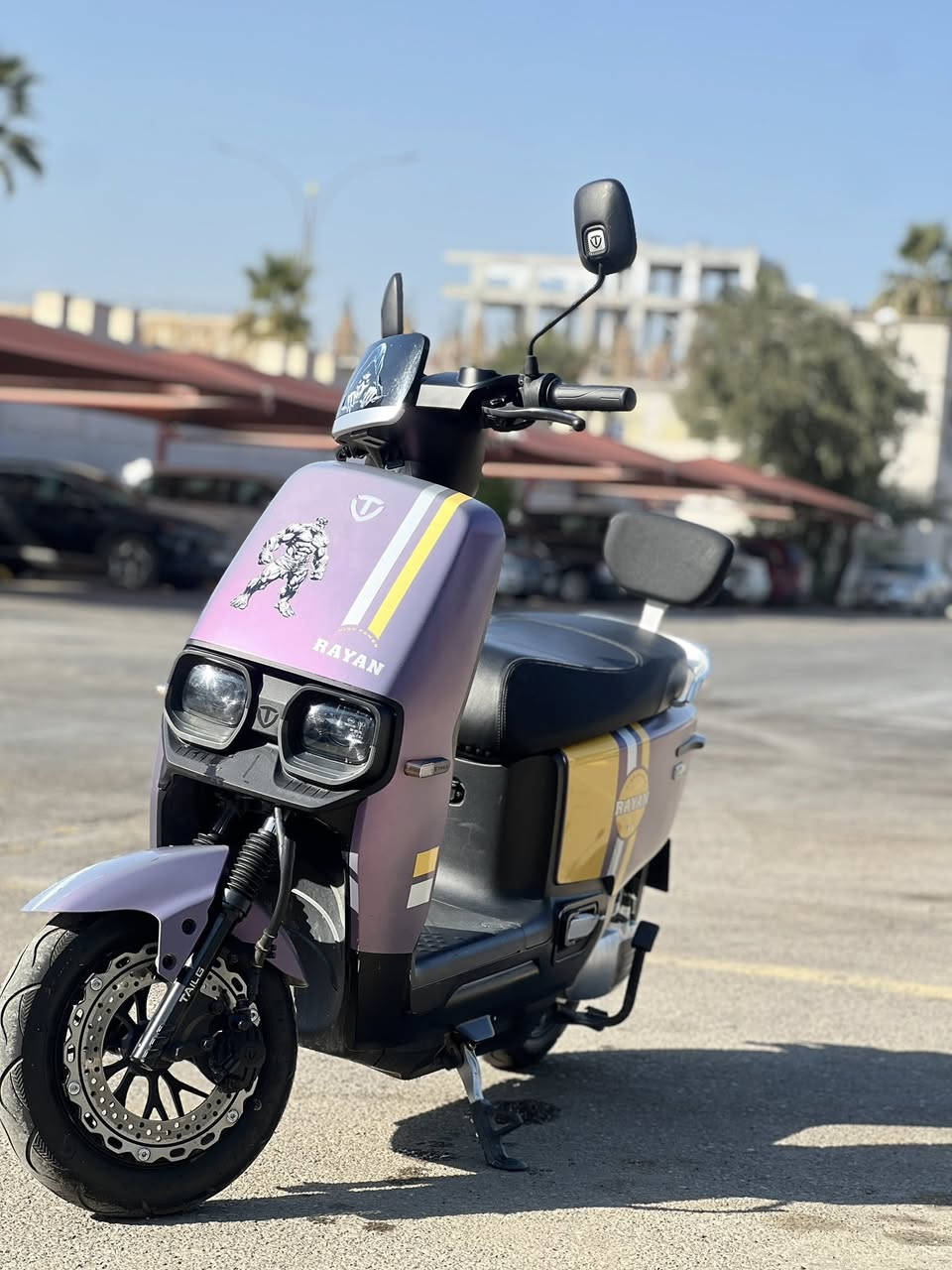 سلام عليكم دراجه شحن ريان للبيع اشاير شغاله عالي ناصي زنون هورن شغال دراجه بصمه وسويج 3 سرعات سرعه 60 جنطه حجم كبير تايرات جدد شاحنتها موجوده الاصليه بطاريات بحالة الوكاله الدراجه فقط متروكه واكفلها الك من التاير للتاير سعرها 550 وبيها مجال مكاني حي العلام تقاطع درويش رقم تليفوني ***********
