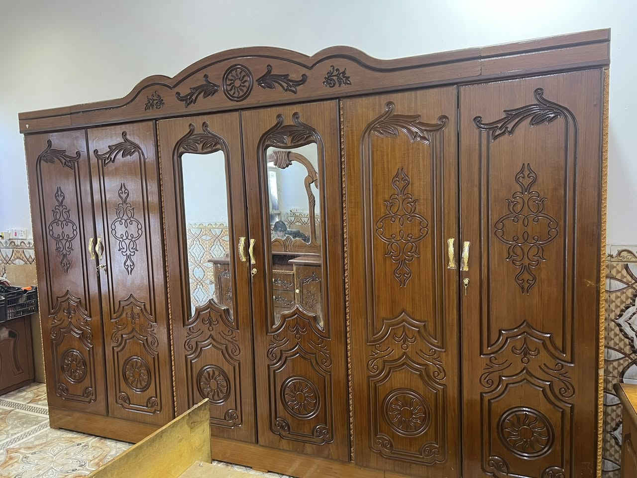 غرفه نجاره تسكام ام السته نضيفه كلش سعر 650 وبيه مجال عنوان سوك الشيوخ حي العسكري رقم ***********
