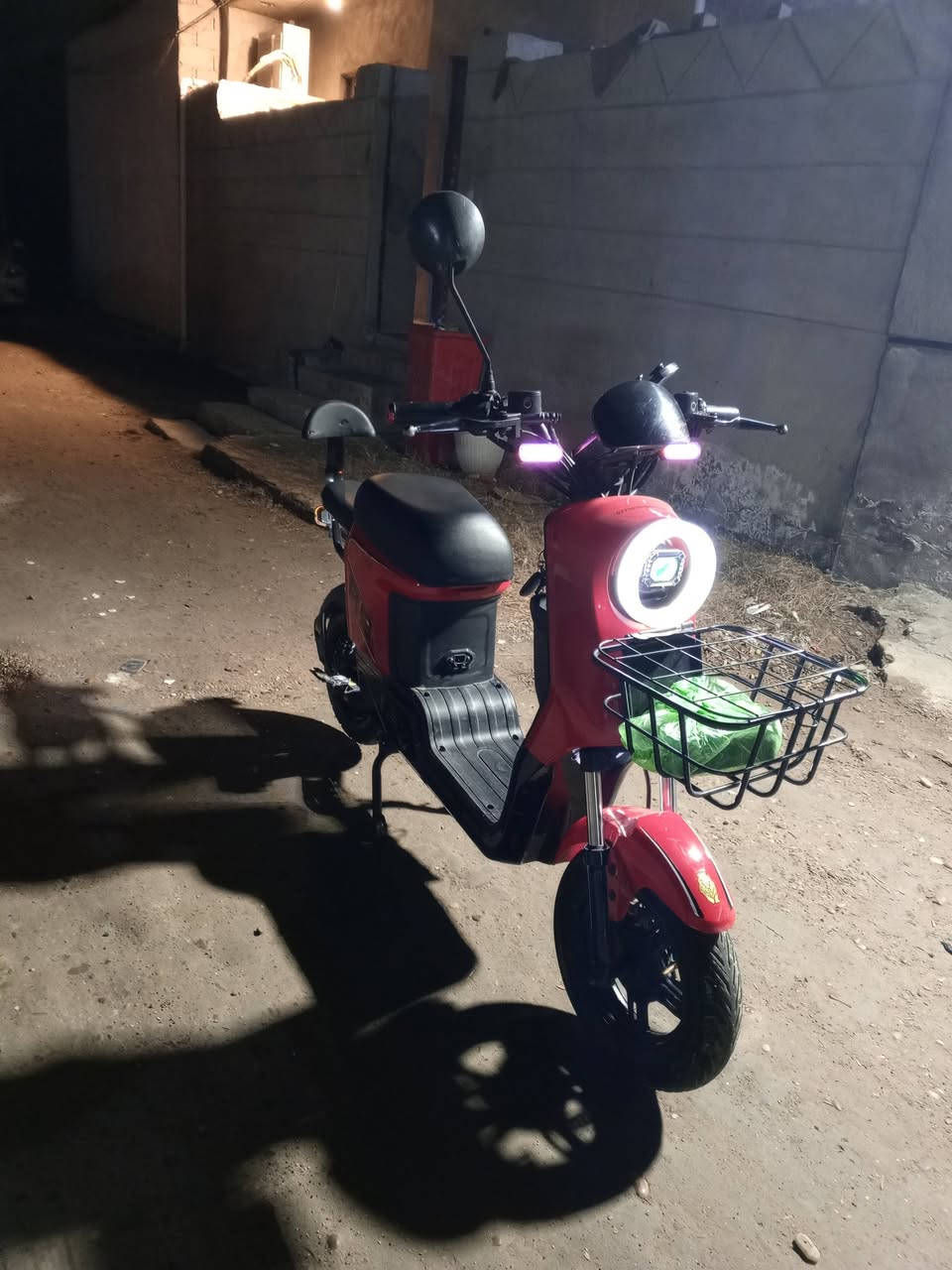 سلام عليكم ورحمه الله وبركاته 
للبيع درجه شحن ار تسعه R/9
تكون من خمسة بطاريات اصليه 
موديل/2025
مكفوله من كلشي كهربائيه كمله 
تشغيل شويج وبصمه عن بعد 
بيها بلوتوث 
سعر درجه 500الف بيها مجال بسيط 
عنوان بغداد ابي غريب شيحه ثانيه 
قرب مدرسة ابن زيدون 
تحب توصل مع مرسله صفحه علي فيس بوك 
هاذا رقمي للتواصل مع ***********
