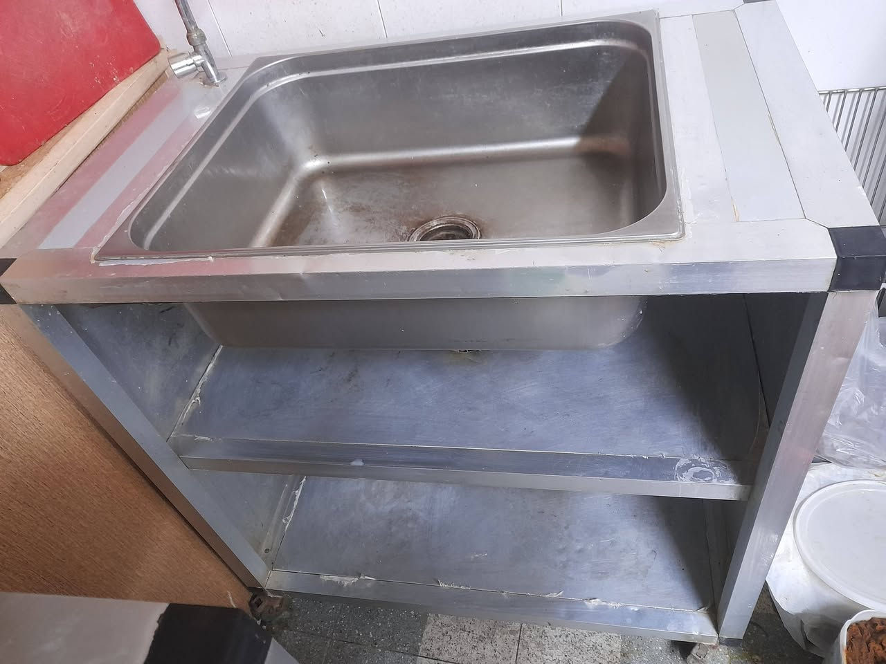 السلام عليكم 
تصفية غراض مطعم للبيع 
كرسي كاشير ستول جك نظافة 95% السعر 60 الف 
بلانكات كبير عدد 3 قياس 32×52 عمق 16 سعر القطعة 12الف
مصفي بلانك قياس 32×52 عمق 10 السعر 8000
بلانك صغير عدد 3 قياس 17×32 عمق 15 سعر القطعة 3000 
قبغ بلانكات عدد 5 قياس 16×26 سعر القطعة 3000 
ستاند شيش كص السعر 25 الف 
ميز المنيوم عدد 4 قياسات 1 متر عدد 2 وقياس متر ونص وقياس 2 متر السعر 100 الف 
سنك المنيوم نظيف السعر 50 الف 
مجمدة السعر 90 الف 
حماية سناكات قياس 90 سم.  السعر 150 الف 
كريل همبركر تصنيع عراقي السعر 100 الف 
عجانة حجم 10 كيلو السعر 190 الف 
قالب همبركر حجم 14 ستيل اصلي السعر 100 الف 
مكاني بغداد حي العامل 
***********
