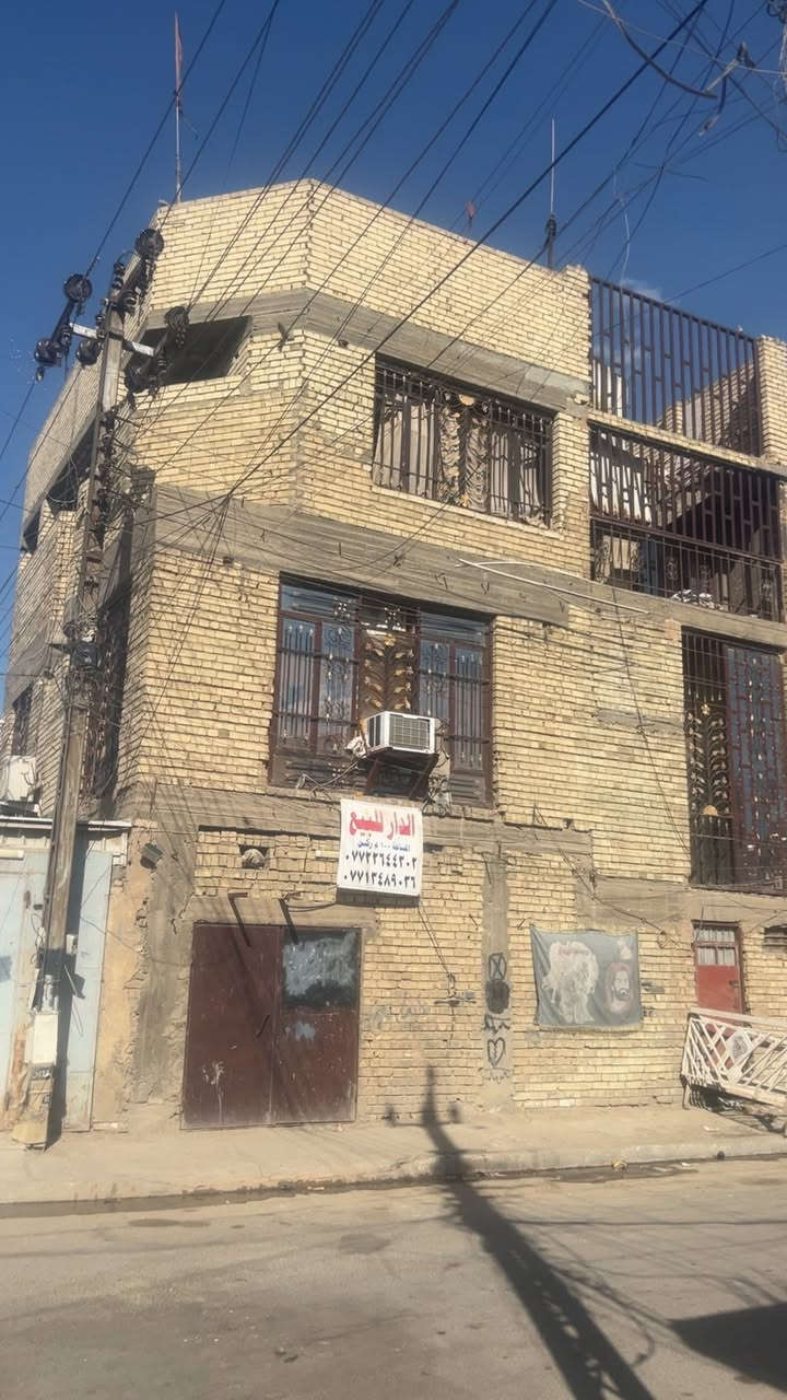 سلام عليكم بيت ركن طابو صرف المساحه 100 متر مربع واجه 10 ونزال 10 البناء حديث العنوان كماليه معوقين البيت كله كاشي وسيراميك طابق اول يحتوي على استقبال صاله مطبخ كبير غرفه صحيات  طابق ثاني ثلاث عرف كبار معه صاله كبيره معه صحيات طابق ثالث غرف معه بيتونه معه صحيات كامله ماء وكهرباء ***********
