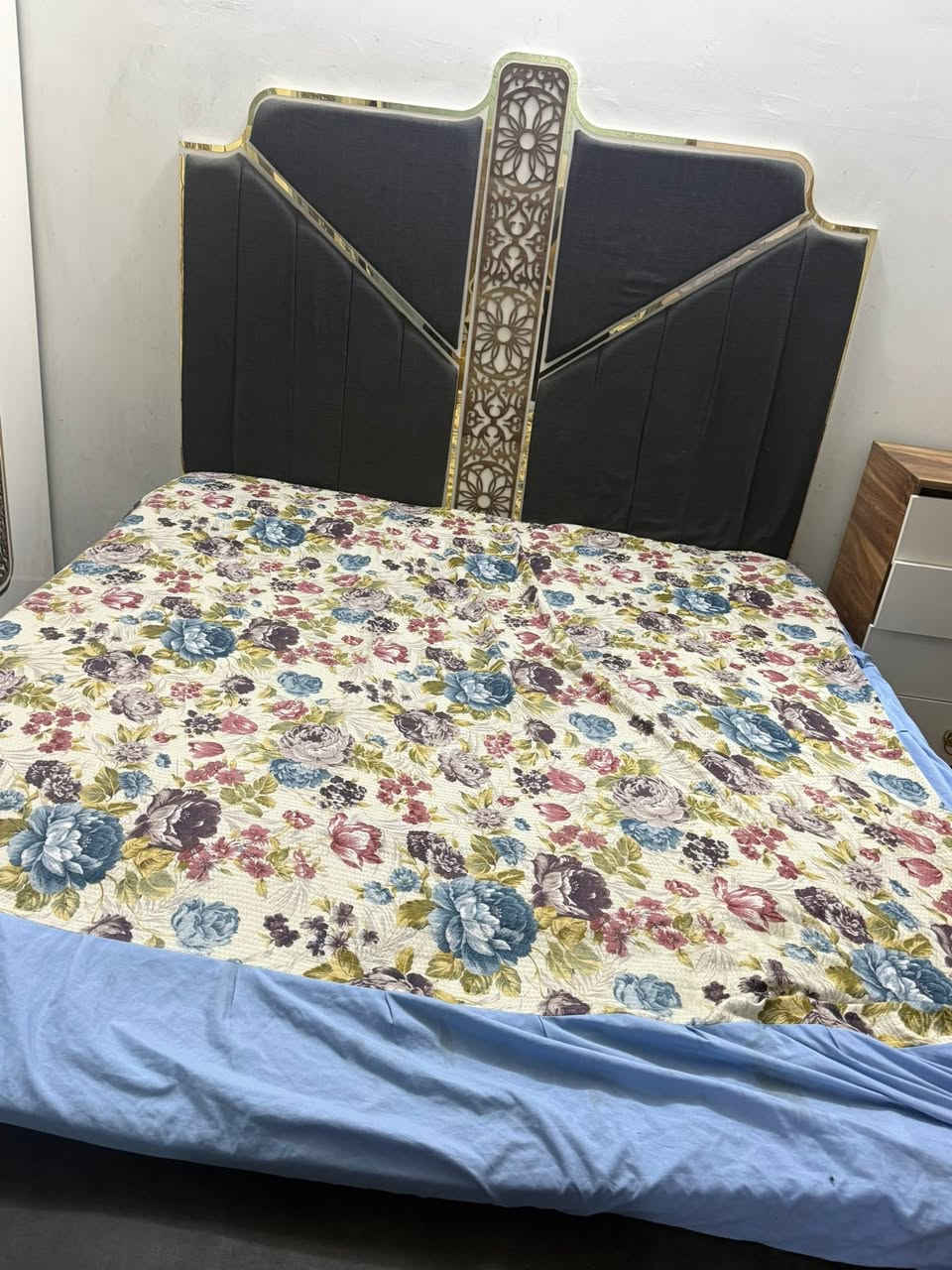 غرفة نوم تركيه تتكون من ١١ قطعه بعد وياه طبله ممستخدمه وكومديات جربايه الغرفه جدا ضخمه واصليه درجه أولى

بداخلها تخته فصال مفصلتها فصال من غير الجربايه 

مكاني بغداد حي اور


**إذا كنت صاحب هذا الإعلان وتريد حذفه لأي سبب، رجاءا أرسل رسالة إلى الدعم الفني**