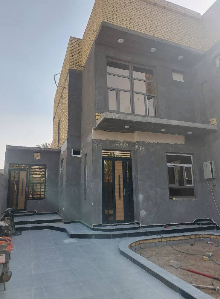 دار  للبيع في الناصريه طابقين بناء حديث( ٢٠٢٥-٢٠٢٤)
مساحته( ٦٠٠ متر) 
واجهه (١٧/٥×٣٥ م) 
طابو اسهم _الشارع السياحي _ بين مدرسه الواثق وفلكه الدله _ شارع الرسول الاعظم (صلى الله عليه وآله وسلم) 
المشتملات: 
الطابق الاول: 
١- استقبال معزولة مساحه (١٥×٦ م) 
مع صحيات عدد (٢)تحتاج تطبيق ارضيه فقط علما ان مادة البورسلين موجوده.. 
٢- صاله استقبال مساحته (٥×٥ م) 
٣- صالة عائله( ٧/٥م ×٥م) مفتوحه على المطبخ البارد 
٤- مطبخ حار بارد 
٥- غرف نوم عدد (٢) احدهما سويت مع صحيات مشتركه.. شرقي غربي 
٦- حديقه خلفيه مساحه (١٨٥ م) مع حديقه اماميه.. 

الطابق الثاني: 
غرف نوم عدد (٤)ثلاثه نظام سويت.. 
السطح شتايگر مغلف بالفلين.. 
شارع (١٠ م) مع خدمات ماء وكهرباء ومجاري 
السعر (٢٧٥)
وبي مجال


**إذا كنت صاحب هذا الإعلان وتريد حذفه لأي سبب، رجاءا أرسل رسالة إلى الدعم الفني**