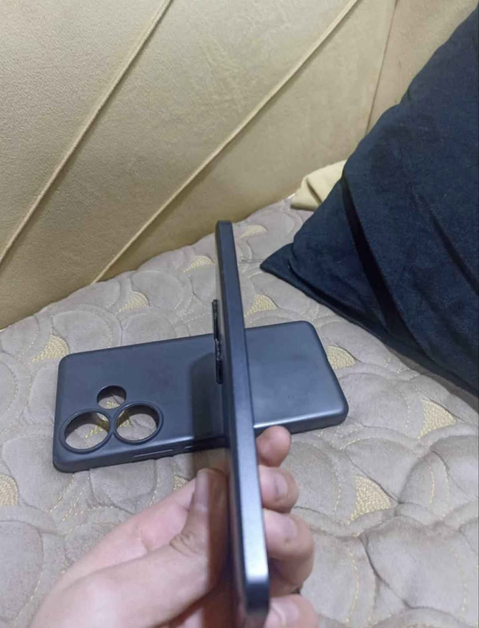 هاتف Poco F6 ملك الأداء (512GB) - للبيع 
المواصفات:
الذاكرة والتخزين: 512 جيجابايت / 12 رام.
المعالج: Snapdragon 8s Gen 3 (أداء جبار بجميع الألعاب - 120 فريم).
الشحن: 90 واط (شحن سريع جداً).
حالة الجهاز:
التصليح: الجهاز غير مفتوح وغير مصلح نهائياً وشرط الفحص من قبل ماعده جامه مال كامره مكسوره مثل ماوضح بل صوره   المشتري.
النظافة: نظيف جداً وبكامل ملحقاته (الكارتون والشاحن الأصلي).
السعر والمكان:
السعر: 335 دينار عراقي.
الموقع:  ميسان المجر الكبير رقمي تواصل *********** المجر الكعبي, ميسان
