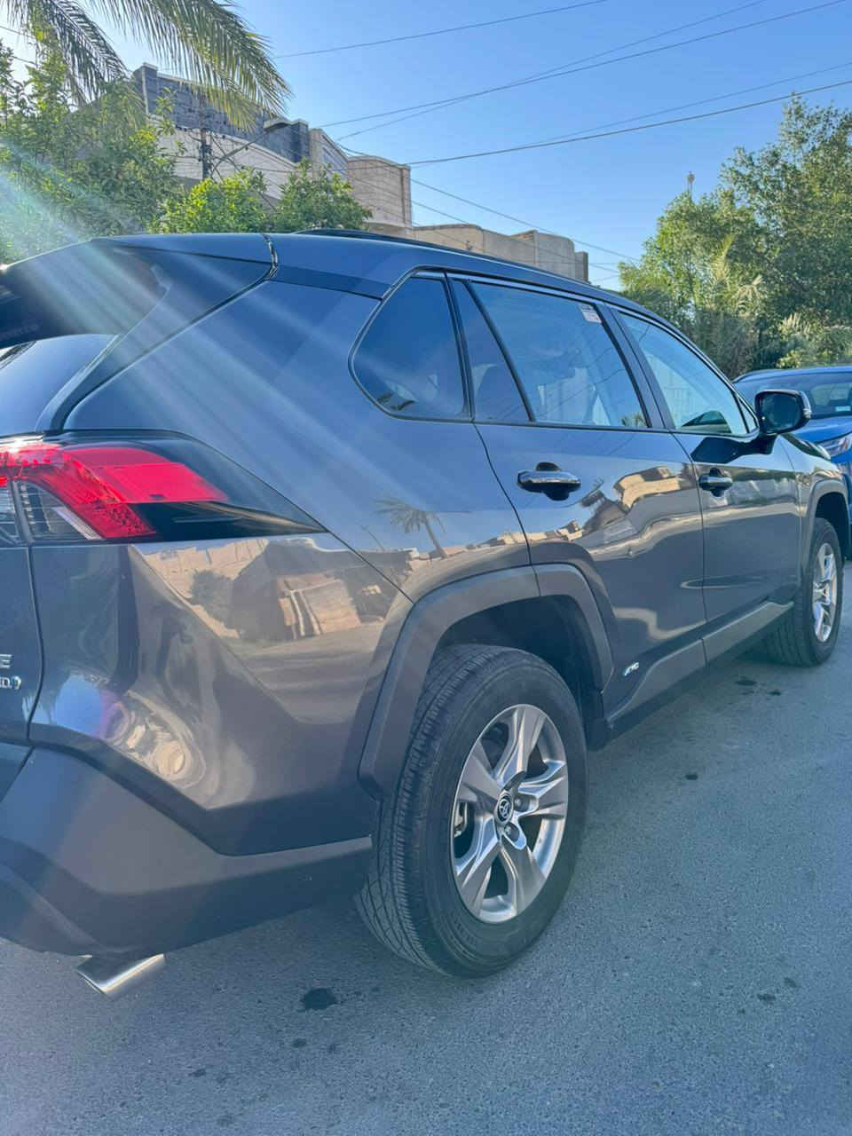 راف فور هايبرد XLE
2023
ضررها مبين مواصفات مبينه 
السعر ٢٣٥ بيها مجال 
***********
