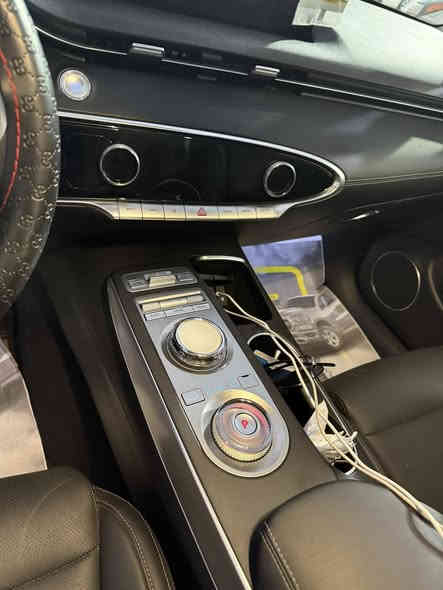 جنسس GV70 

موديل 2023 – محرك
• لون: ابيض 

• ماشية: 31كم

• داخلية فخمة جلد كاملة + تبريد وتسخين 

• دخول وتشغيل بصمة

• بانوراما

• نظام صوتي فاخر

• كاميرات 360 + رادار + مانع تصادم + نقاط عمياء

• شاشات + كراسي كهربائية كاملة

• صندوق كهربائي

• كلشي بيها، ما ناقصها شيء.
الحالة:

• حادث خفيف: .• 

• السيارة نظيفة جدًا، برغي ما ناقص، وجاهزة 100%.

• مرقمة اربيل ، وباسمي، وتحويل مباشر.

مكان السيارة

للتواصل: ***********
