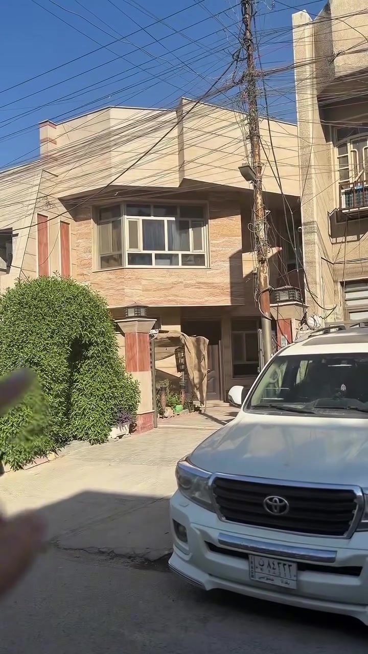 🏡 فرصة مميزة للبيع في منطقة البنوك قرب شارع المشاتل

📐 مساحة العقار: 240 متر
📏 الواجهة: 8 متر
📏 النزال: 30 متر

💰 السعر: مليار و150 مليون قابل للتفاوض الجاد

تفاصيل البيت:

🔹 الطابق الأول:

- استقبال واسع
- صحيات عدد 2
- مطبخ حار / بارد
- غرفة نوم سويت

🔹 الطابق الثاني:

- غرفة نوم سويت
- مخزن
- غرفتين نوم
- صحيات

🔹 الطابق الثالث:

- غرفة نوم سويت
- سطح

📍 الموقع: البنوك – قرب شارع المشاتل

📞 للاستفسار والتواصل:
***********
