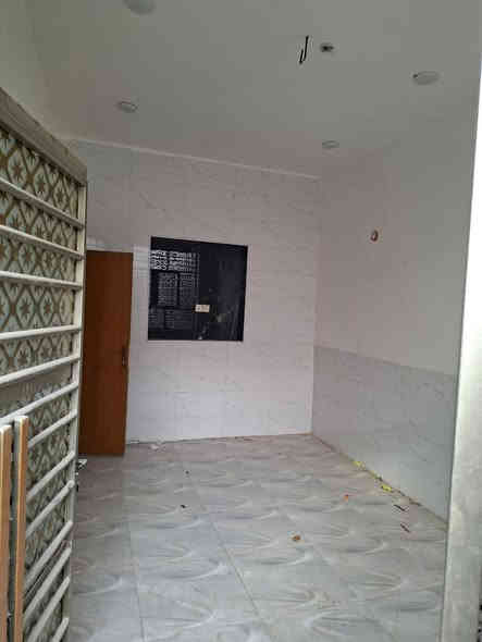 للأيجار مساحة 100 متر البطابق الارضي يحتوي على غرفه وصاله ومطبخ واستقبال ومجموعة صحيات داخليه وخارجيه
اما الطابق الثاني غرفه ومجموعة صحيات
البيت جديد. بيه خزان ماء. وخط مولد وماطور وگيزر 
سعر الأيجار 300 الف مقدمة شهرينابو طيف
العنوان حي النداء. شارع المجمعات منطقة ال50 الف مقابل ماكولات اجواد ابو ساره  للأستفسار أكثر ***********
