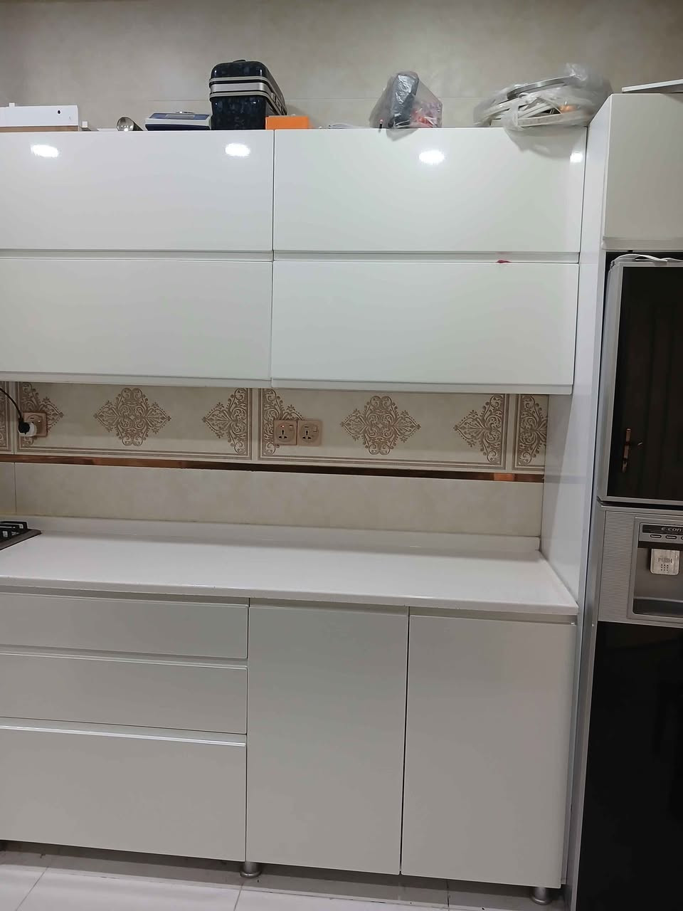 كونتر مطبخ تركي ، بالون بريس صنع شركة جنار دهوك لون اوف وايت صدفي سيراميك حراري ، مع المرشحه فقط.القياسات موضح في صورة اخوان ، بدون ثلاجة وبدون طباخ ، الاتصال فقط للمشتري *********** دهوك, العراق
