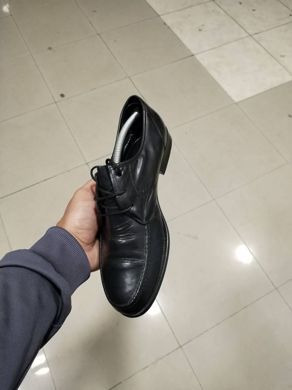 حذاء كجول ورسمي 
أصلي وكالة اورجنال 
بالة اوربي نظافة 💯 
قياس 43 طول القدم 27 ونص 
جلد طبيعي فاخر كليا 
قطعة راقية كجول ورسمي 
للحجز على خاص 
أو مراسلة واتساب ***********
توصيل لكل محافظات العراق
