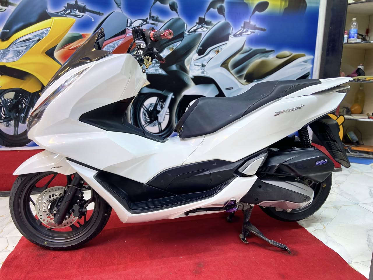 سلام عليكم
دراجه PCX جيل 4 كوري 

دراجه ما مفتوحه مكفوله كفاله عامه 

ماشيه 16 ألف دراجه جديده كلش صار 19 يوم من نازله من المعرض 

مكينه 125  حساس زدحام ستان حساس حساس سرقه تتفئه يدات نظام البريكات ABS 

مكان : بغداد حي البتول 

سعر :15 ونص وبيه مجال 

للتواصل ***********
