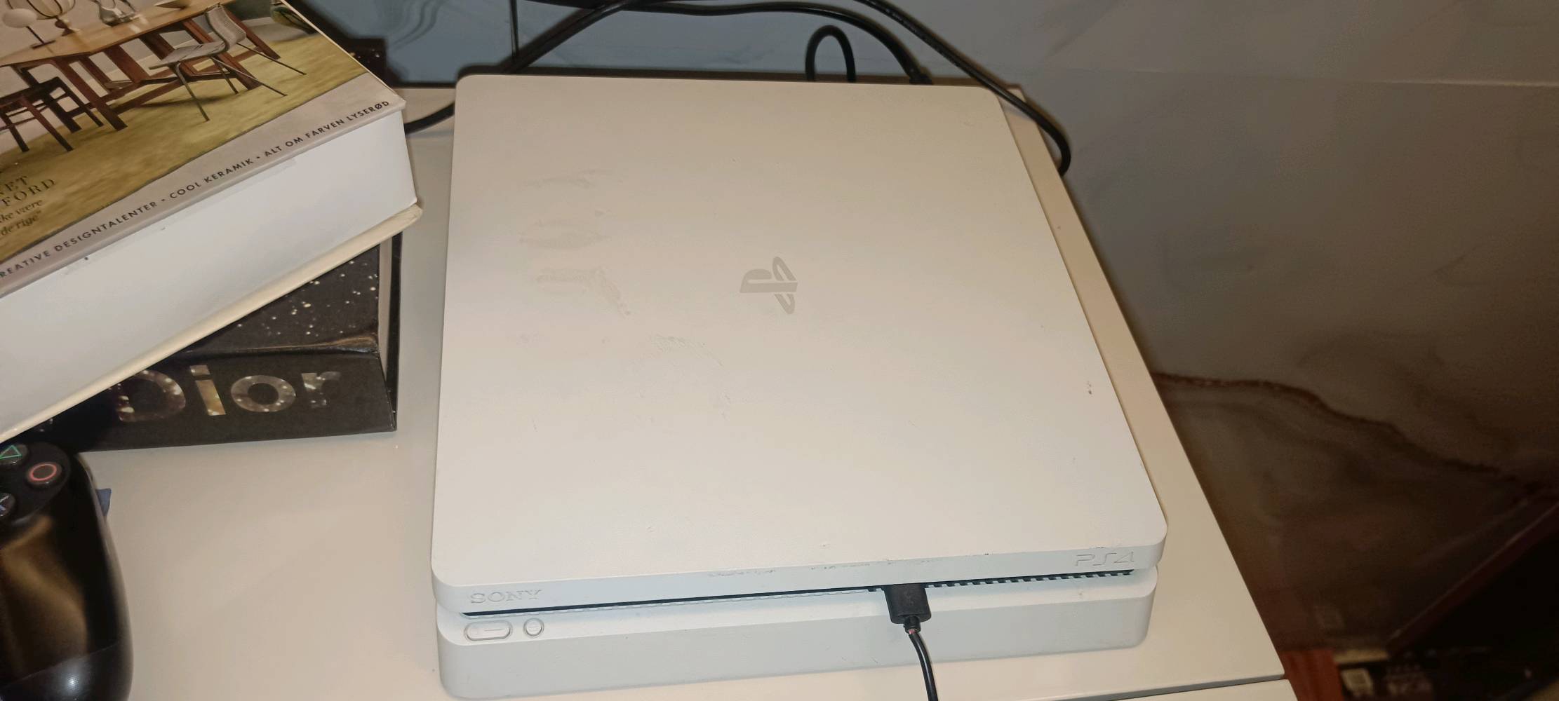 بلي 4 سلم للبيع ملحقات كامل جهاز نظيف كلشي شغال 100% مامفتوح 
اقراص ماوياه العاب منزل بس وحده بي 