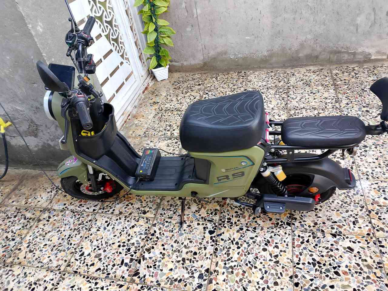 السلام عليكم دراجه شحن نوع أر 9 للبيع موديل 2025 شهر 11
مستعمله شهر ونص دراجه نضيفه بالحقيقه أحلى من صور ماشيه 65 كيلو متر سرعه 75 
بيها سويجات ثنين وبصمات ثنين وتشغيل عن بعد 
وبيها مواصفات هواي تعال وافحص 
مكاني بغداد قرب سيطره الشعب 
رقم الهاتف/***********
السعر 450 وبيها مجال حك جيه
