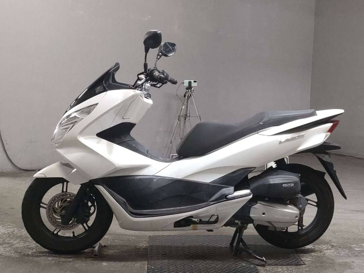 ‏السلام عليكم PCX جيل ثاني🇯🇵 ياباني      
‏​⚙️ المحرك: 125CC
‏​🎨 اللون: ابيض صدفي مـمـيـز ❄️.  
‏ماشية 32 الف وبل يابان ماشية 30 الف  
‏الدراجة وياهة سويجات 2
‏مواصفات
‏حساس ازدحام ✅
‏حساس استان ✅
‏وشاديلهة mp3 بل جنطة 
‏الدراجة ورقة المزاد مالتهة وصور اليابان وتقريرهة  مالتهة موجود    
‏ 🛠️ الدراجة: مكفولة      
‏​​📍 الـمـكـان: بـغـداد : مدينة الصدر
‏📱 لـلـتـواصـل والإسـتـفـسـار:📞 [‪***********‬) 
‏
