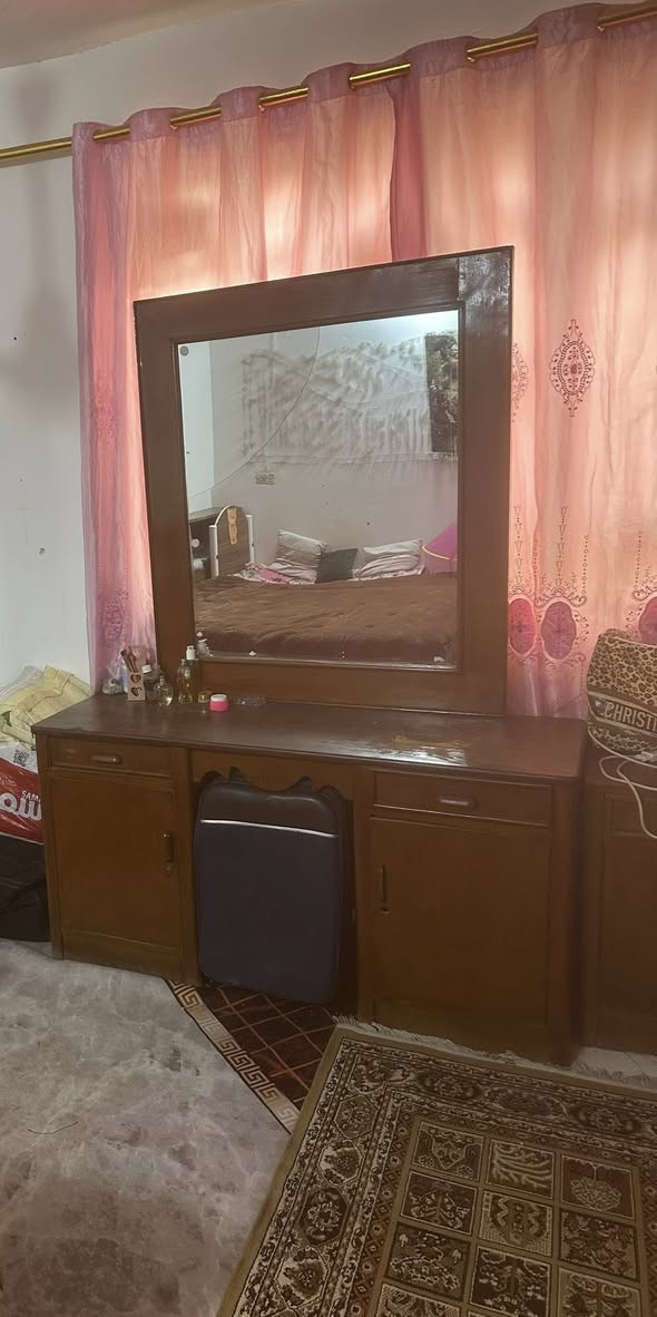 سلام عليكم غرفه نوم صاج للبيع متكونه من 7 قطع الغرفه نضيفه السعر 350 وبيها مجال العنوان بابل شارع الحسينيه 
***********
***********
