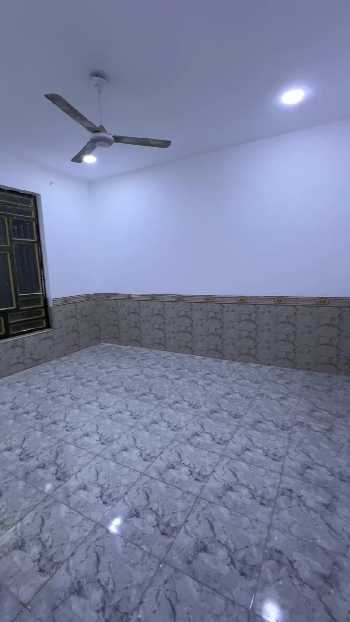 سلام عليكم بيت في السكنيه خلف الكليه الاداره والاقتصاد مساحته 250 طابو صرف بناء طابوق بي غرفه جوه وغرفتين فوك ديوانيه صاله ومطبخ صاير بلخلف مناور ثنين شارع كدامه 15 خدمات كامله منطقه كلها زينه 
 سعره 160 وبي مجال رقم تلفون 
 ***********
