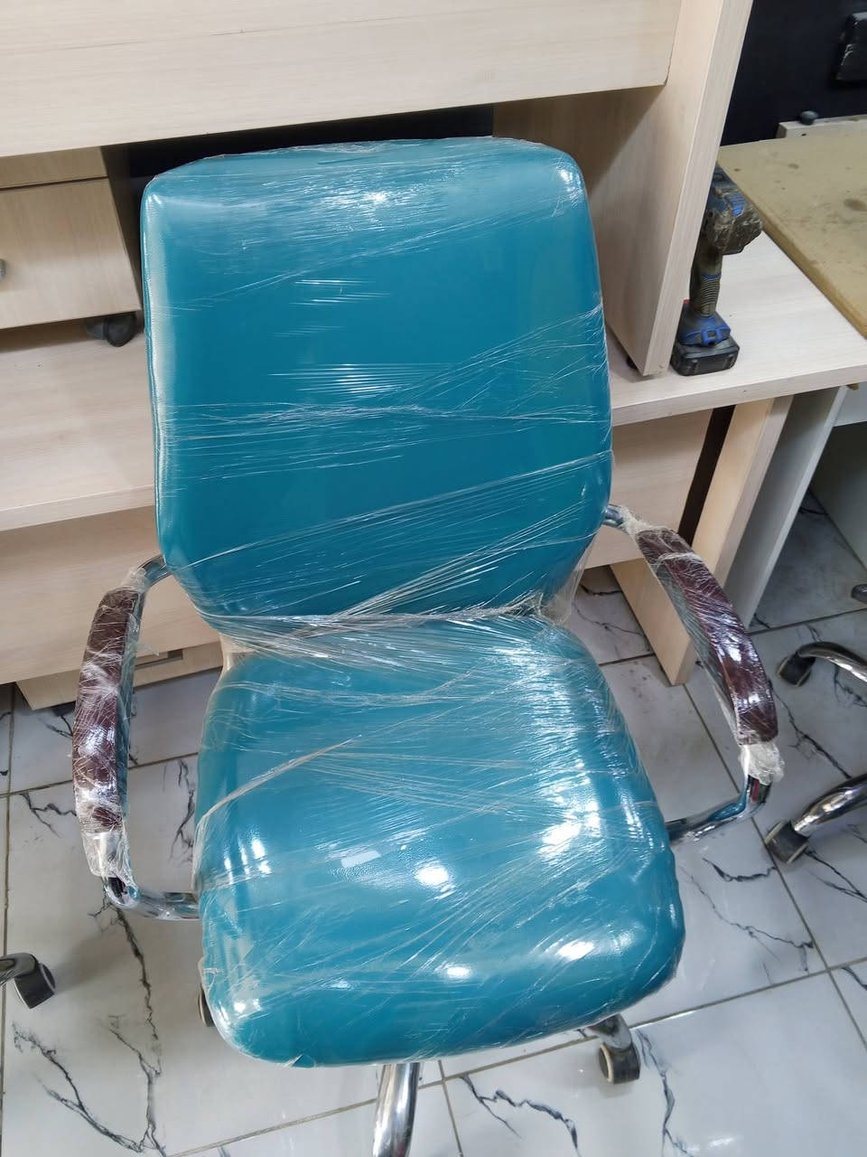 اميوزه مكتب مستعمل قليل مع كراسي دوارة عنوان بغداد مدينه الصدر قطاع 24 واتساب ***********
