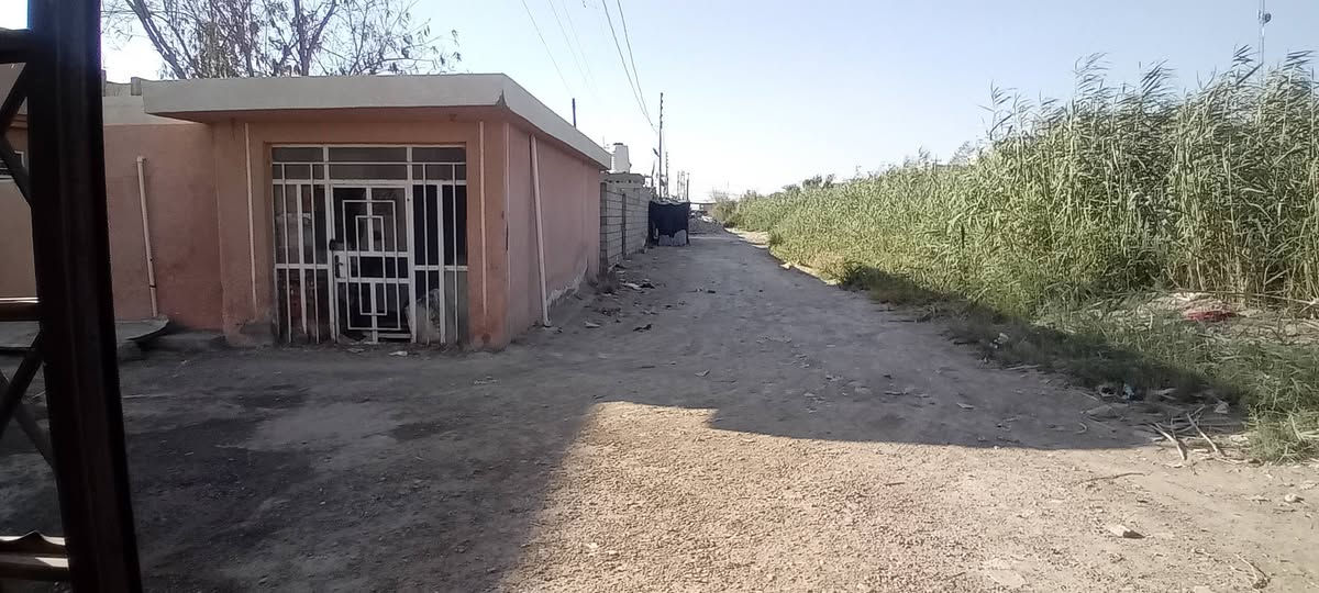 سلام عليكم دار للبيع   عقد ١١٧ ركن ع شارعين منطقة الاصلاح خلف مرطبات كريم سفيح  فرع السواعد لمساحه ١٤٠ متر قاطين التفاصيل خاص .*********** يوجد وتساب .

