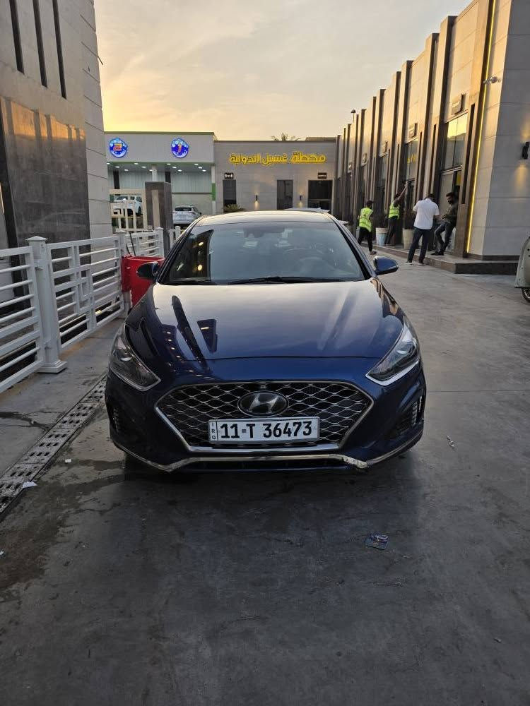 هونداي سوناتا 2019 تيربو (Limited 2.0T) - فول مواصفات
​
​المحرك: 2.0L تيربو (قوة 245 حصان).
​ناقل الحركة: أوتوماتيك 8 سرعات.
​ماشية: ٦٥ ميل.
المواصفات:
​فتحة سقف بانوراما.
​كراسي جلد (تبريد وتدفئة).
​شاشة كبيرة (Apple CarPlay / Android Auto).
​نظام صوتي Infinity.
​رادار، كشف نقاط عمياء، وتنبيه خروج عن المسار.
​بصمة تشغيل وبصمة أبواب.
​رينجات 18 إنش رياضية.

​وارد أمريكي (فول مواصفات).
ضربه خلفية و شويه جاملغ الخلفي على البارد 
​السيارة بحالة ممتازة وجاهزة للاستخدام.
​السعر: [١٣٥ وبيل مجال قليل]
للتواصل: *********** واتساب بغداد, العراق
