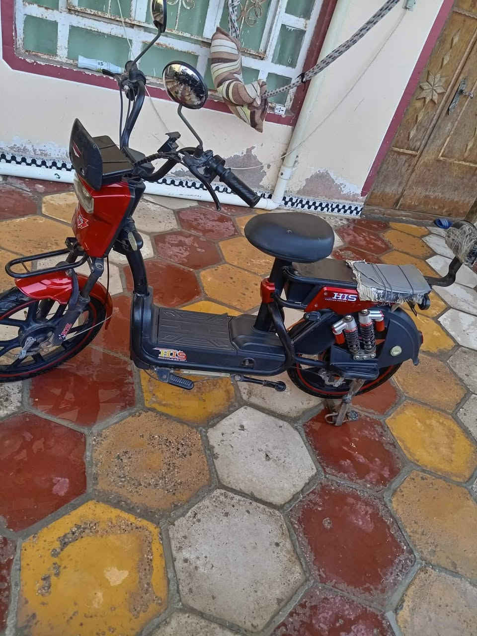 بايسكل شحن نظيف جدا الحجم الكبير كلشي شغال ماعدى البطاريات تعبانات ابيعلك بدون بطاريات 
(محافظه ذي قار قضاء الجبايش )
***********((  السعر 150 وبيها مجال ))
