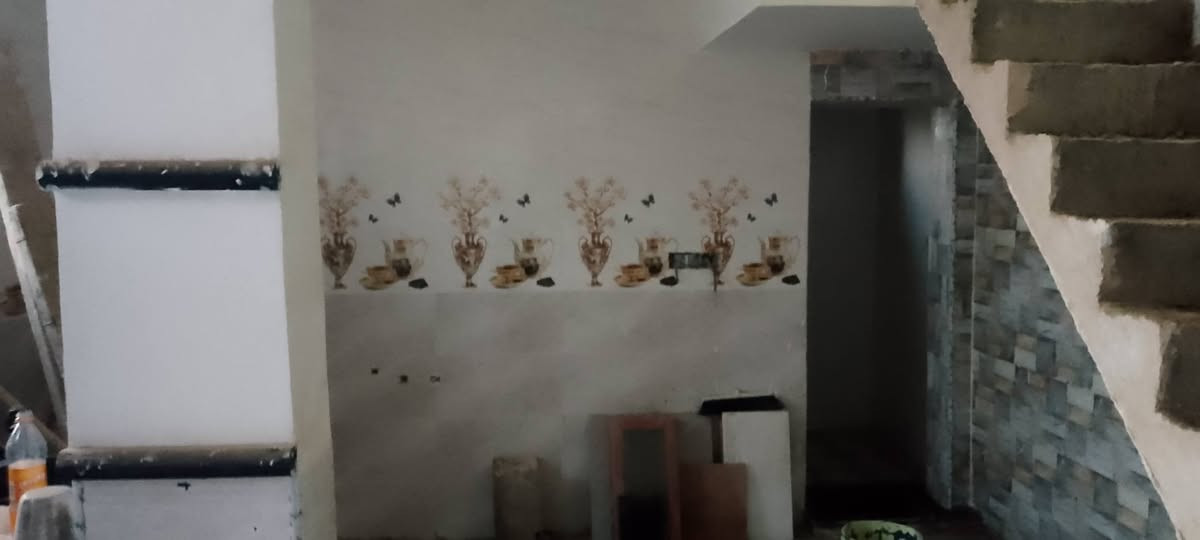 بيت 50متر خلف سكلت  لكرعاوي شارع لزوار قرب اسواق مبارك  يتكون من غرفة وصالة ومطبخ وتخاريج  صاير وجه شارع موقعه كلش حلو*********** ابو درةلسعر22   بي نواقص سقف ثانوي وشد لنقاط لدرج باياتة موجودات   تريد اكملة تريد علا هاي لحطة
