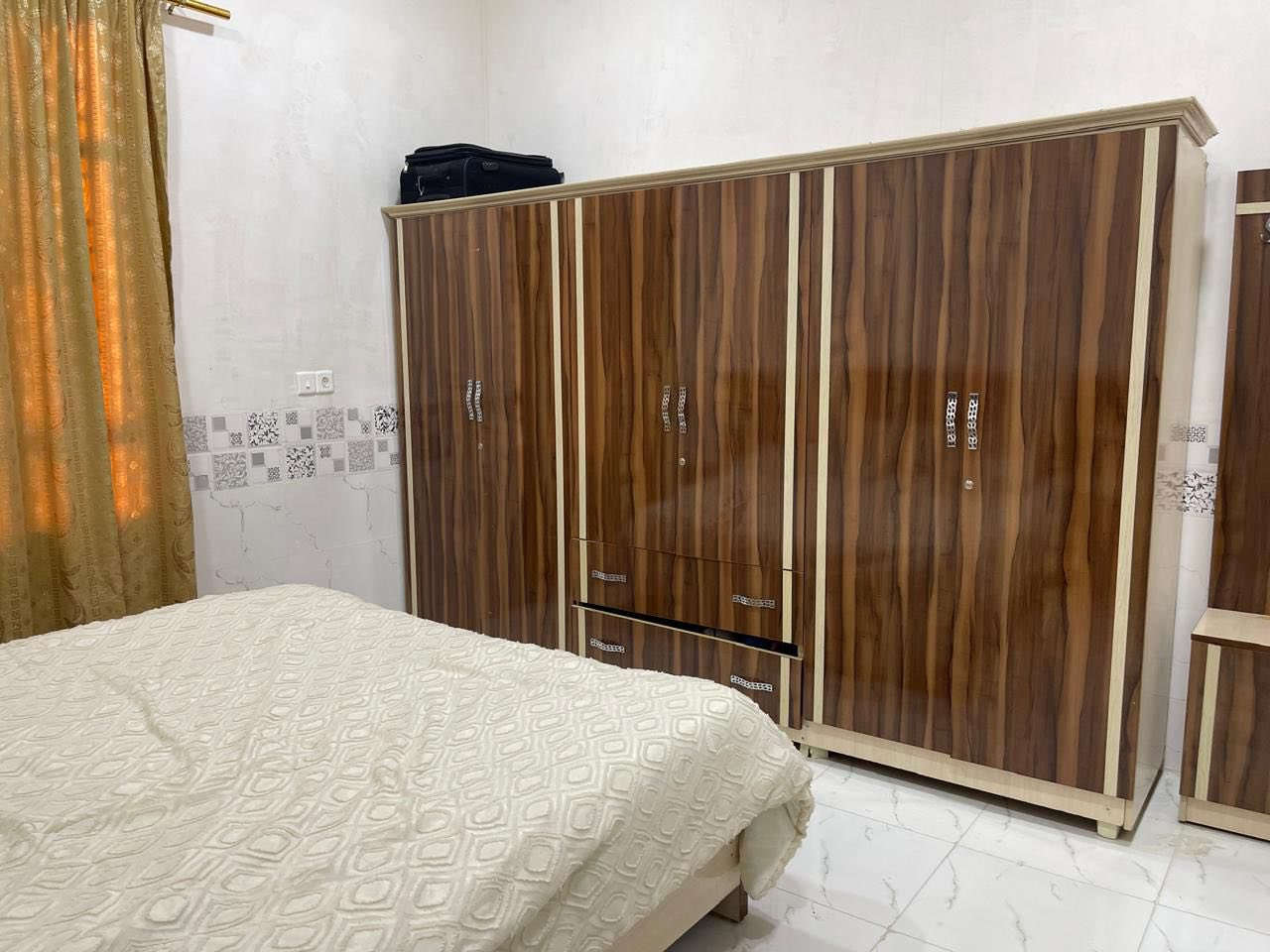 غرفة ماليزي للبيع متوفرة في الموصل مكونة من خمس قطع هاي صورها غرفة نظيفة وقوية وسعرها مناسب الشراي يتصل على هذا الرقم ***********
