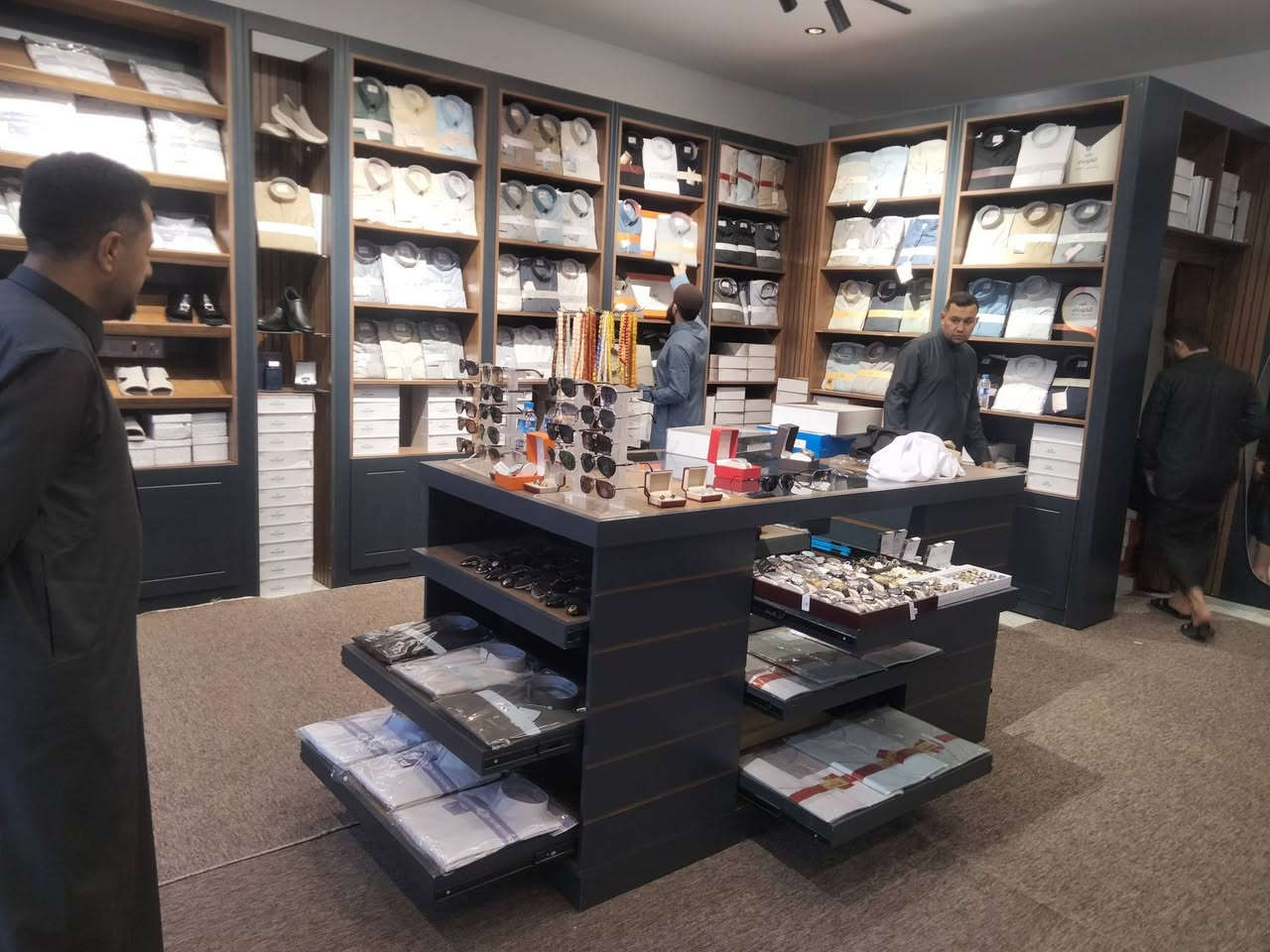 من الدشداشة للعگال … كلشي جاهز الك ✨
اختصرنا عليك التعب …. كلشي بمكان واحد ✨
هيبة للزي العربي - تكريت - رويال مول - رقم المحل 101 
***********
#دشداشة #رجالي #follow #explore #تسويق
