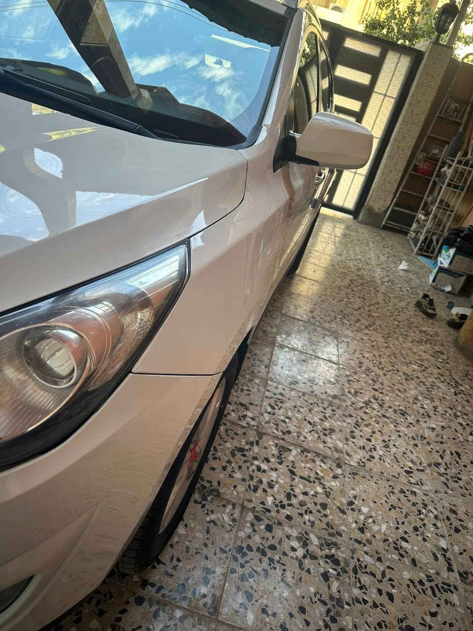 السلام عليكم للبيع توسان 2010 وراد امريكي  صبغ جاملغ عكس سائق وتبديل باب وصبغ باب خلفي  وداير مال جاملغ خلفي سياره خير من الله محرك وكير خير من الله مكينه 2400 دوش صدر امامي خلفي كله جديد  تخم تاير كهربائيات سياره كلها شغاله سياره جاهزه من كل نواحي رقم بغداد الإنكليزي جديد بأسمي مكان سياره بغداد السعر117 وبيه مجال رقم الهاتف ***********
