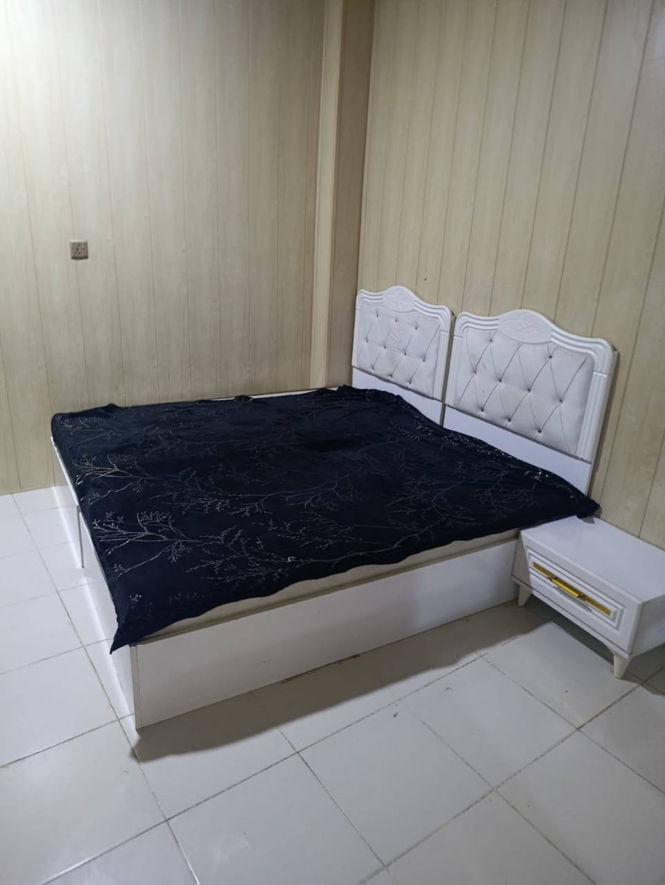 شقة #للايجار في برايتي قرب فاملي مول 
غرفتين و صالة
مؤثث كامل 
طابق الاول 
مصعد ٢٤ ساعة 
بدون تأمينات + ماي و كهرباء ٢٤ ساعة مجانية. 
ايجار #مناسب جدا 
يتأجر شهري و. سنوي 
اتصل *********** واتس اب
