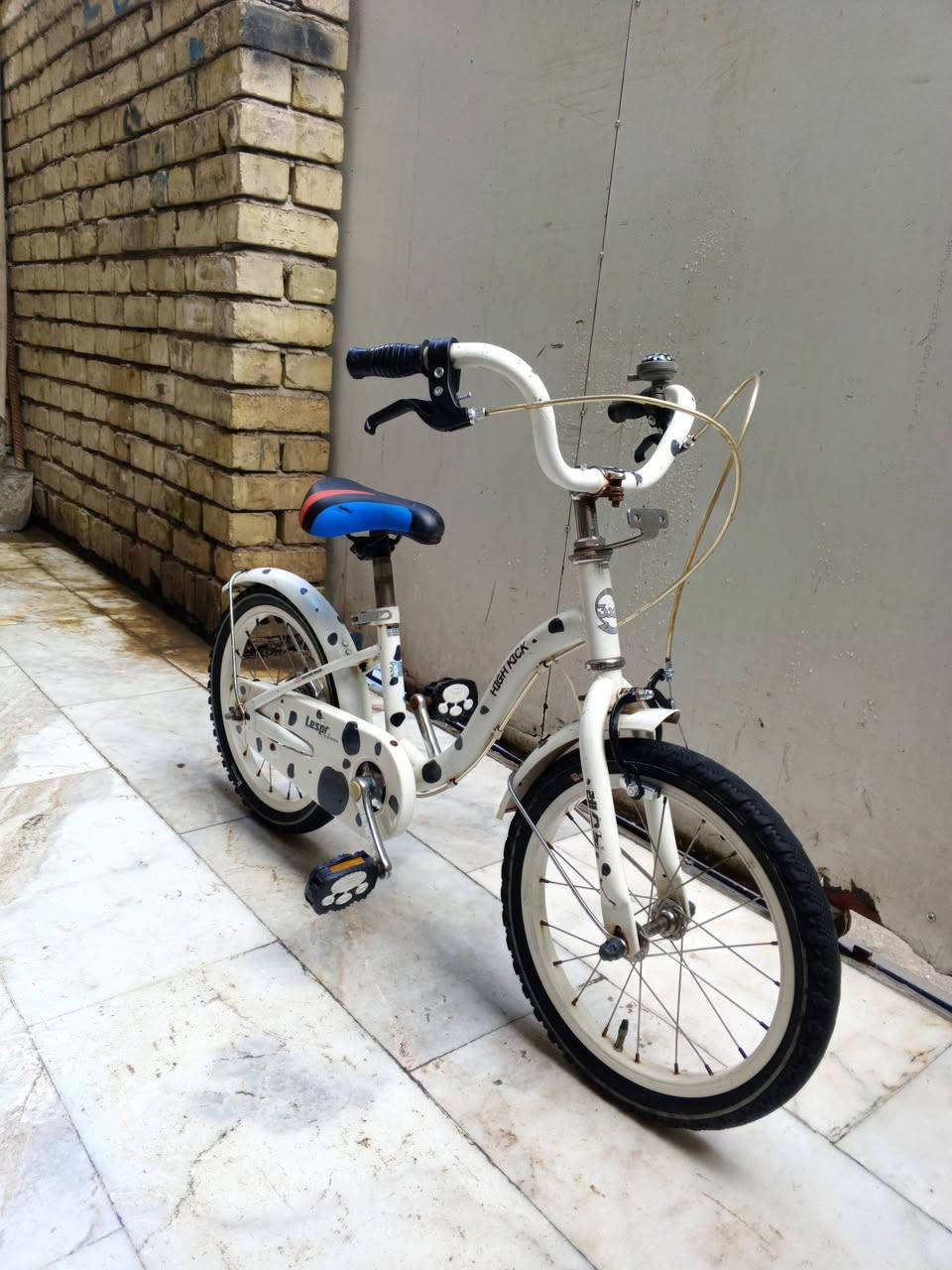 السلام عليكم 
بايسكل اطفال ياباني للبيع كسر حاوية سعر 65 الف مواصفات البايسكل:-
1- لون ابيض 🤍.
2- حجم البايسكل 16 .
3- تايرات خط ابيض كتان اصلي 💫.
4- بريك امامي + خلفي شغال 💯.
    مكاني 📍 بغداد الشعب شارع الصحة قرب سوق صبح 🛑 يتوفر خدمة توصيل 🛑 رقمي للستفسار ***********
