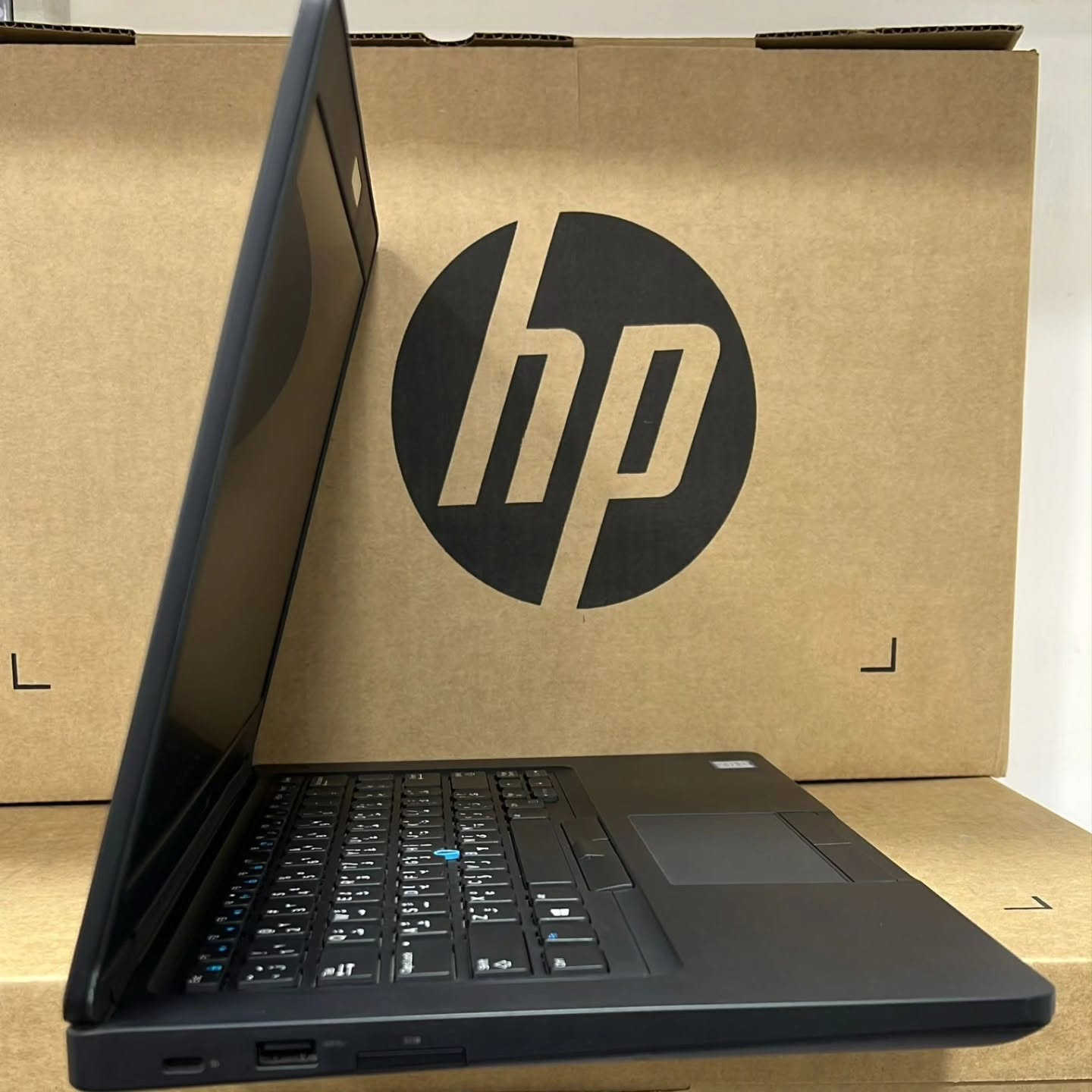 لابتوب سلم خفيف حديث معالج قوي وجيل عالي DELL 5490 Ci5 جيل سابع نظافة عاليه جدا
. 
 السعر ثابت 225 الف  مع التوصيل والحقيبة والشاحن الأصلي 
. 
 النظافة شرط اخو الجديد وعل الفحص وين تريد
مناسب للدراسة والبرامج المكتبية والطباعة والتصفح والامن السيبراني وغيرها من البرامج 
……………………

 المعالج Core i5-7 th جيل سابع
 ذاكرة الوصول العشوائي (الرام) 8GB 
 التخزين( الهارد) SSD 256GB 
 مقاس شاشة 14 انج دقة عالية 
 منفذ HDMI & TYPE C 
 كيبورد  عربي انكليزي
الرام والهارد قابل للتطوير 
…………………………………
***********
