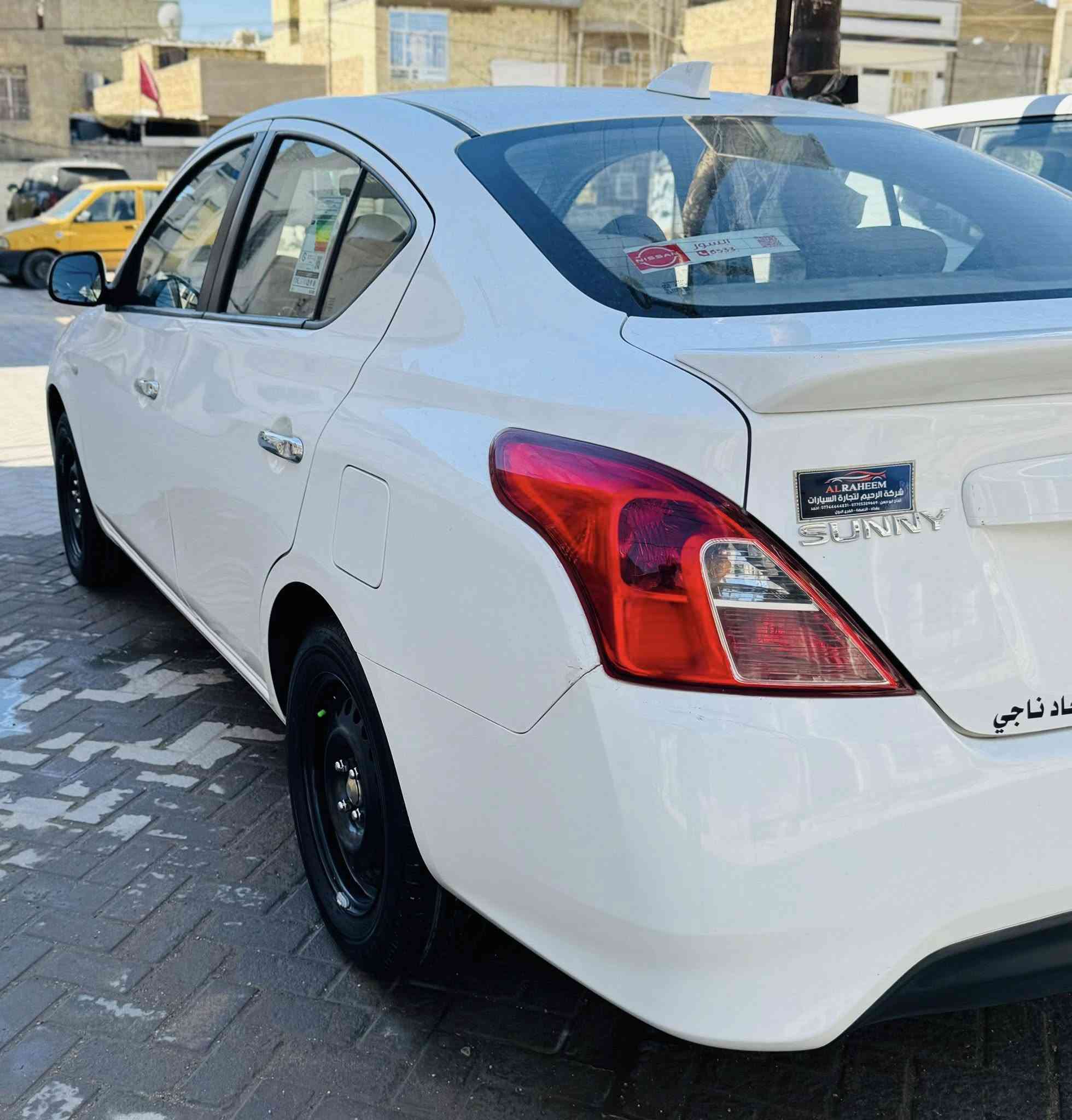 نيسان صني هندي ام ابليته زركه ضمان شركة السور مديل ٢٤ شاشة كامره خلفيه يدات نيكل دكم جام كهربائي ماشية ٢٠ الف رقم بغداد باسمي تحويل ثاني يوم بعدهي وضع شركة جديده واحلى من صور بيهه طخه صغيره مبينه بلصور وباقي كفاله عامه اسبير منازل جكها وكبات بعدهن بصندوك 
السعر ١٣٠$ وبيه مجال 
 مكاني بغداد ***********
