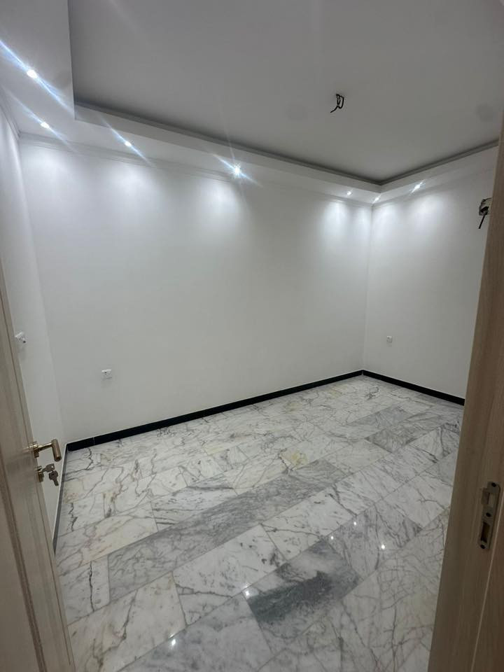 بيت للايجار في السيدية ايجارة - مليونين - ✅✅
البيت جديد غير مسكون درجة اولى 🪞
مساحتة 150م جديد درجة اولى يحتوي على اربع غرف نوم 
وصالة ومطبخ 

للتواصل 
***********
