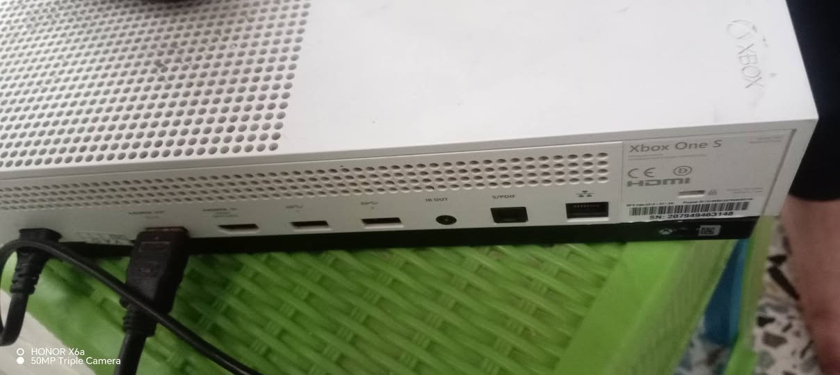 اكس بوكس وان اس لوك ستيكر 
مع شاشة دقة مرتبة 
جوستكات 2 اصليات 
+ قرص فيفا 2021+ لعبة حرب Call of Duty 
السعر (175 الف)وبيه مجال توصيل ماعدي 
مكاني حي اور الرقم ***********
