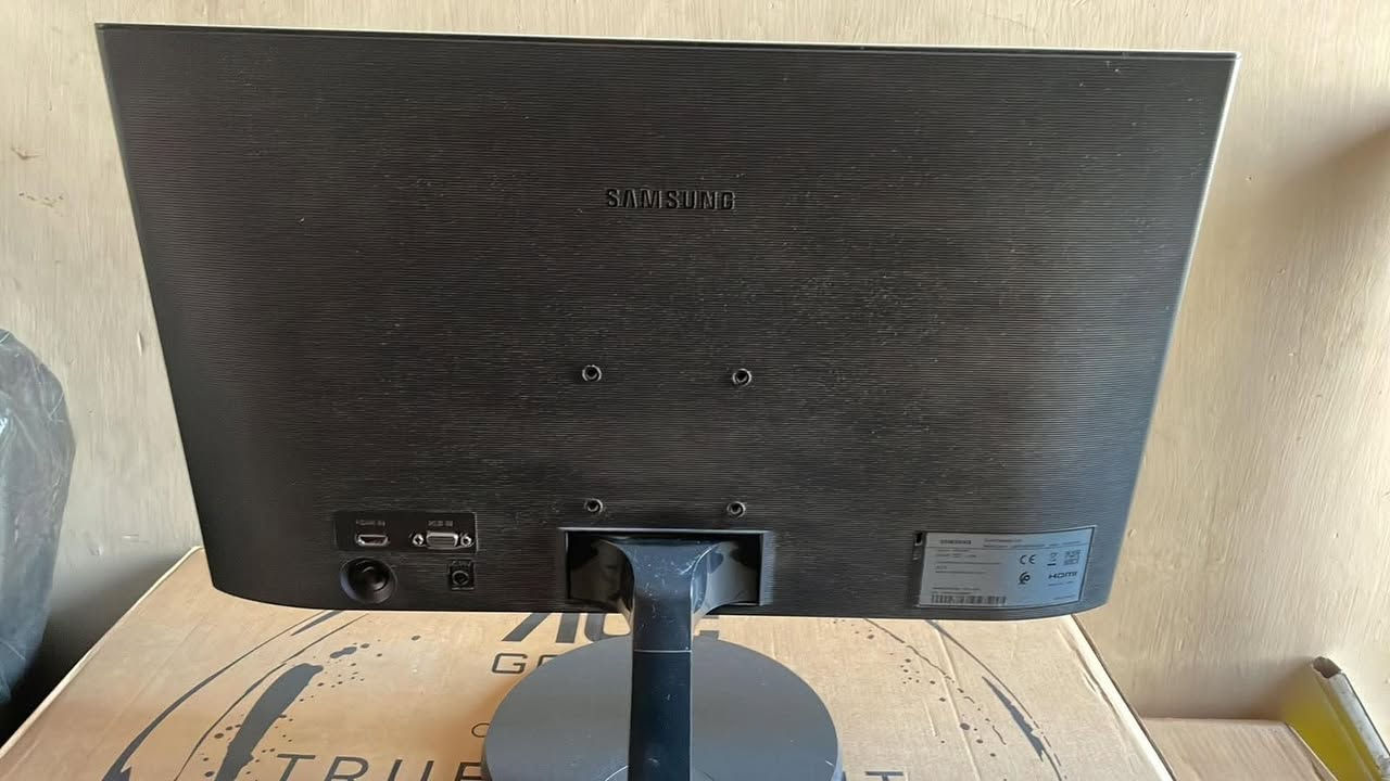 السلام عليكم..شاشة سامسونگ HDMI قياس 21مستخدمة قليل ترهم العاب و كامرات و مونيتر حاسوب ..
السعر 65,000 
العنوان بغداد حي اور ام الكبو و الغزلان 
او جميلة شارع الركن الابيض ..
هاتف 📞 
***********
واتساب موجود،
